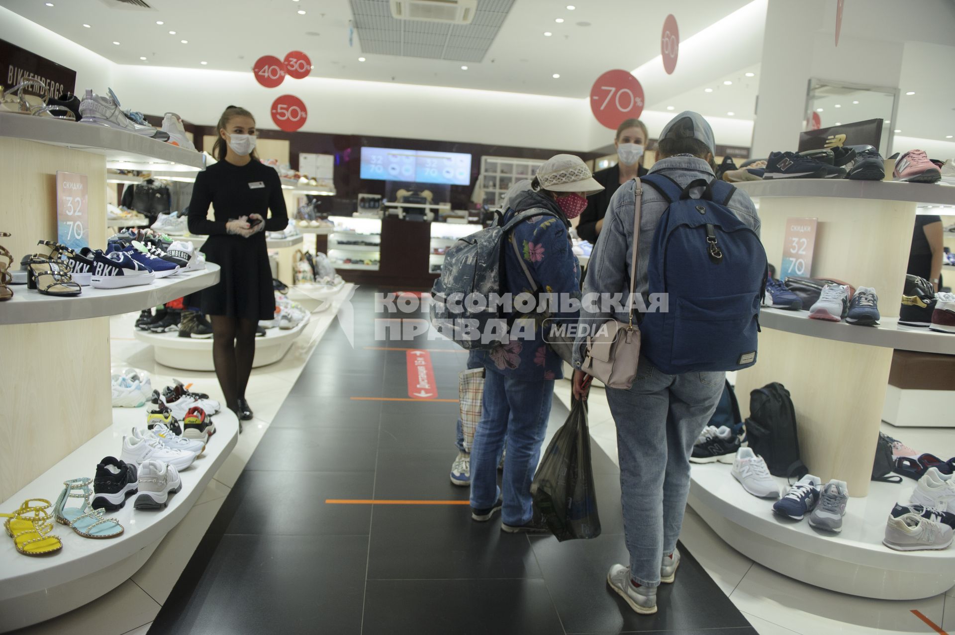 Екатеринбург. Продавцы и покупатели в защитных масках в торговом центре.  Указом правительства свердловской области сняты или ослаблены органичения на работу магазинов, парикмахерских и других отраслей торговли и сферы услуг