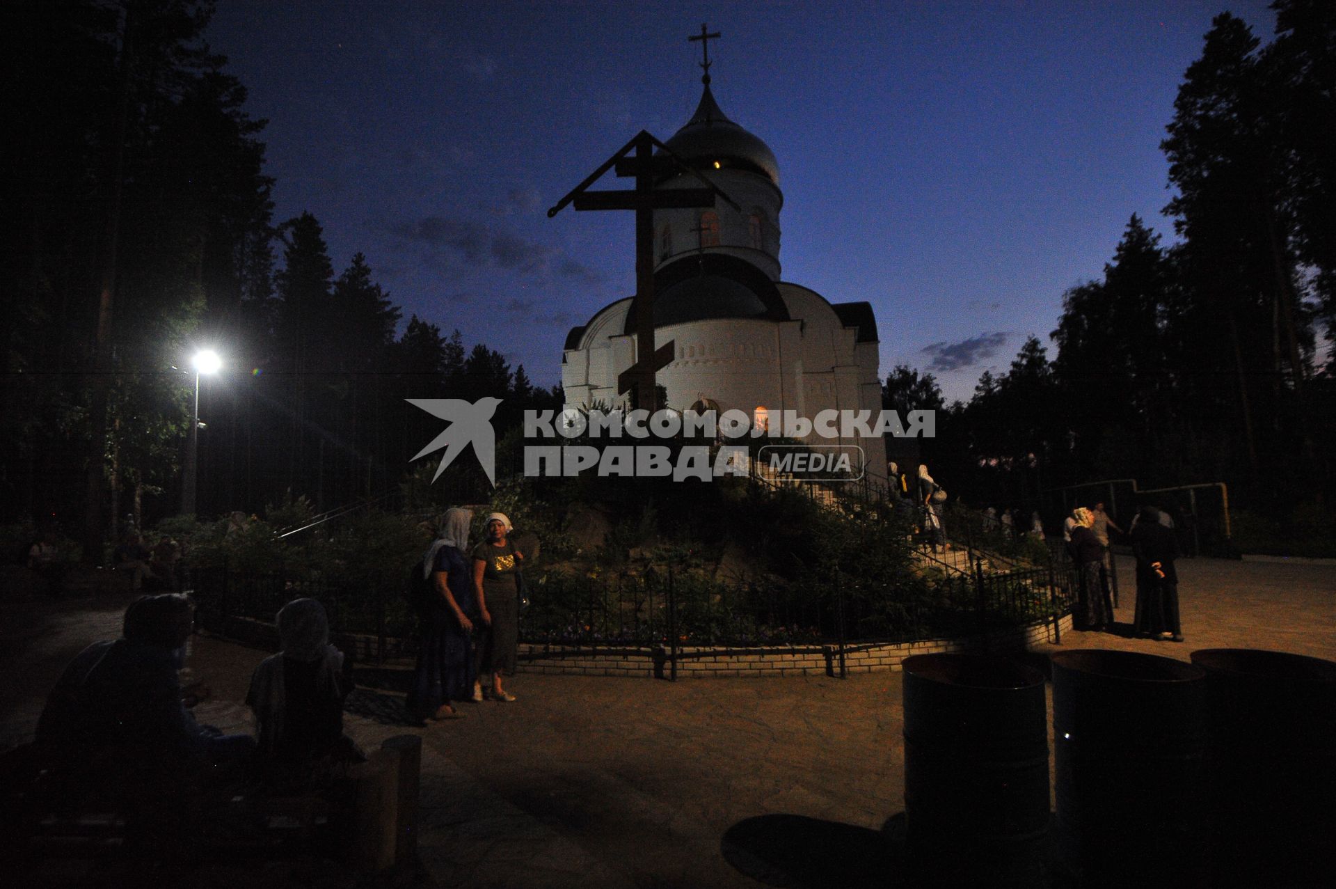 Екатеринбург. Верующие во время альтернативного Царского крестного хода у стен Среднеуральского женского монастыря в честь иконы божией матери `Спорительница хлебов`.