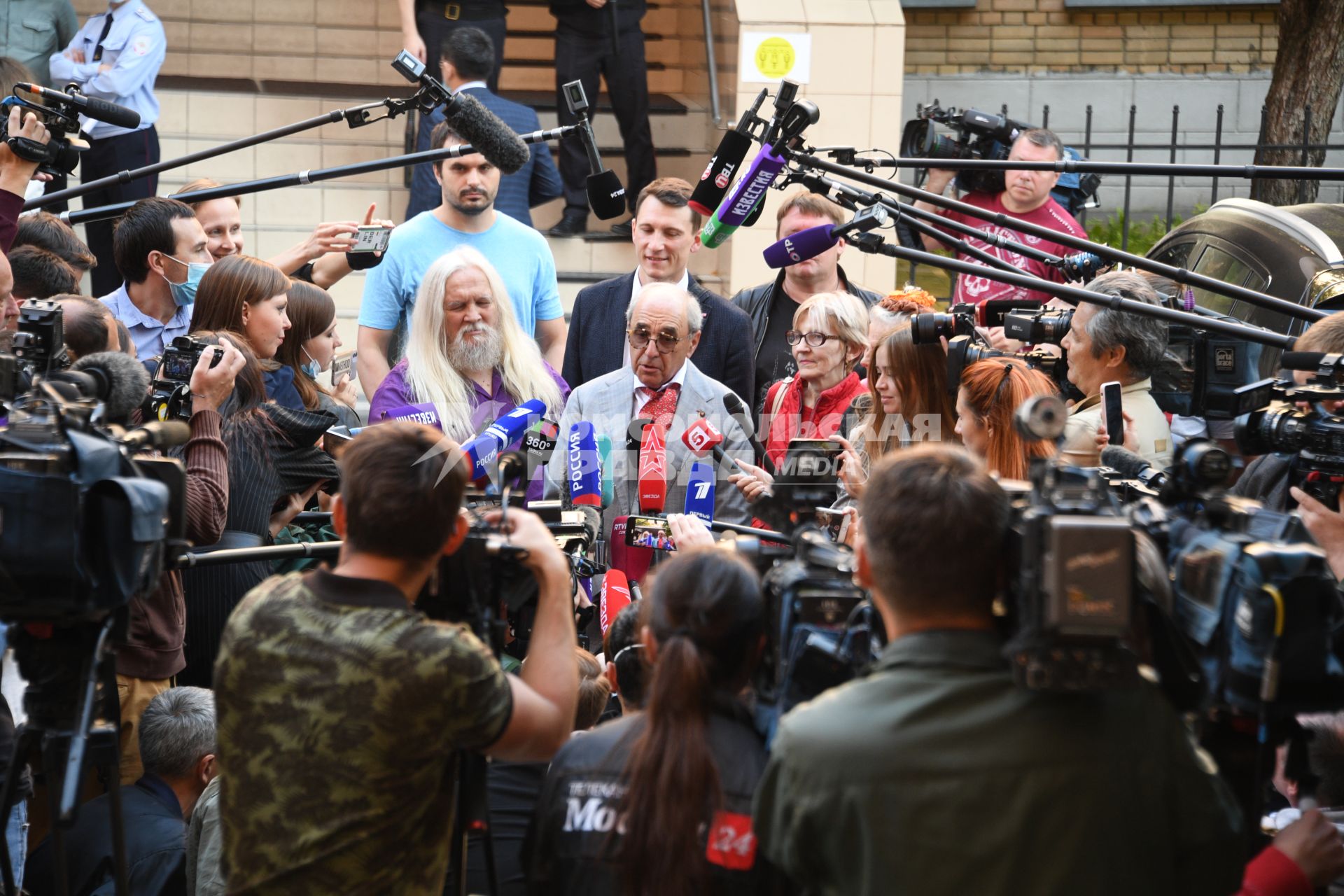 Москва. Адвокат семьи погибшего Сергея Захарова Александр Добровинский отвечает на вопросы журналистов после слушаний в Пресненском суде по делу о ДТП со смертельным исходом.