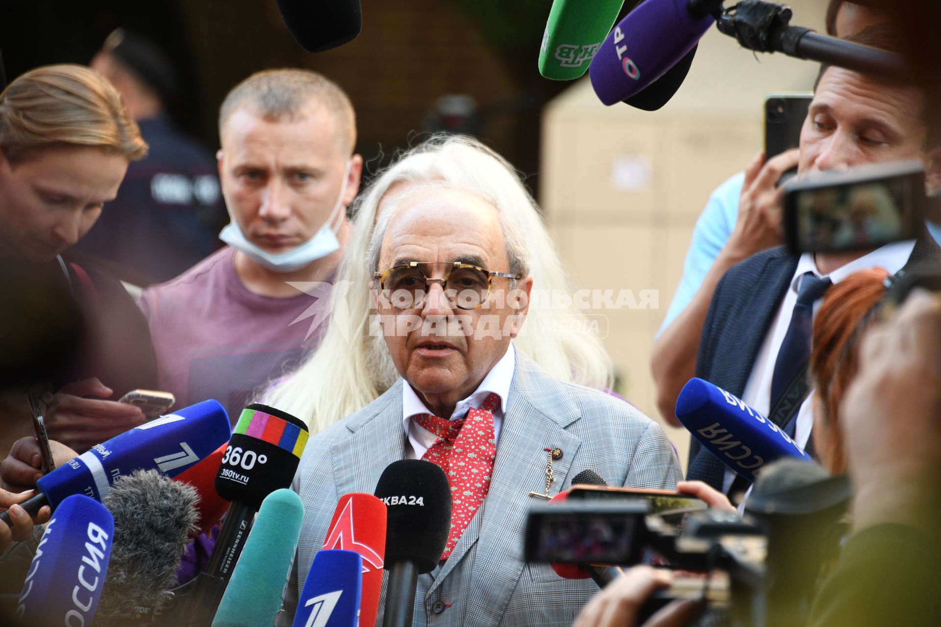 Москва. Адвокат семьи погибшего Сергея Захарова Александр Добровинский отвечает на вопросы журналистов после слушаний в Пресненском суде по делу о ДТП со смертельным исходом.