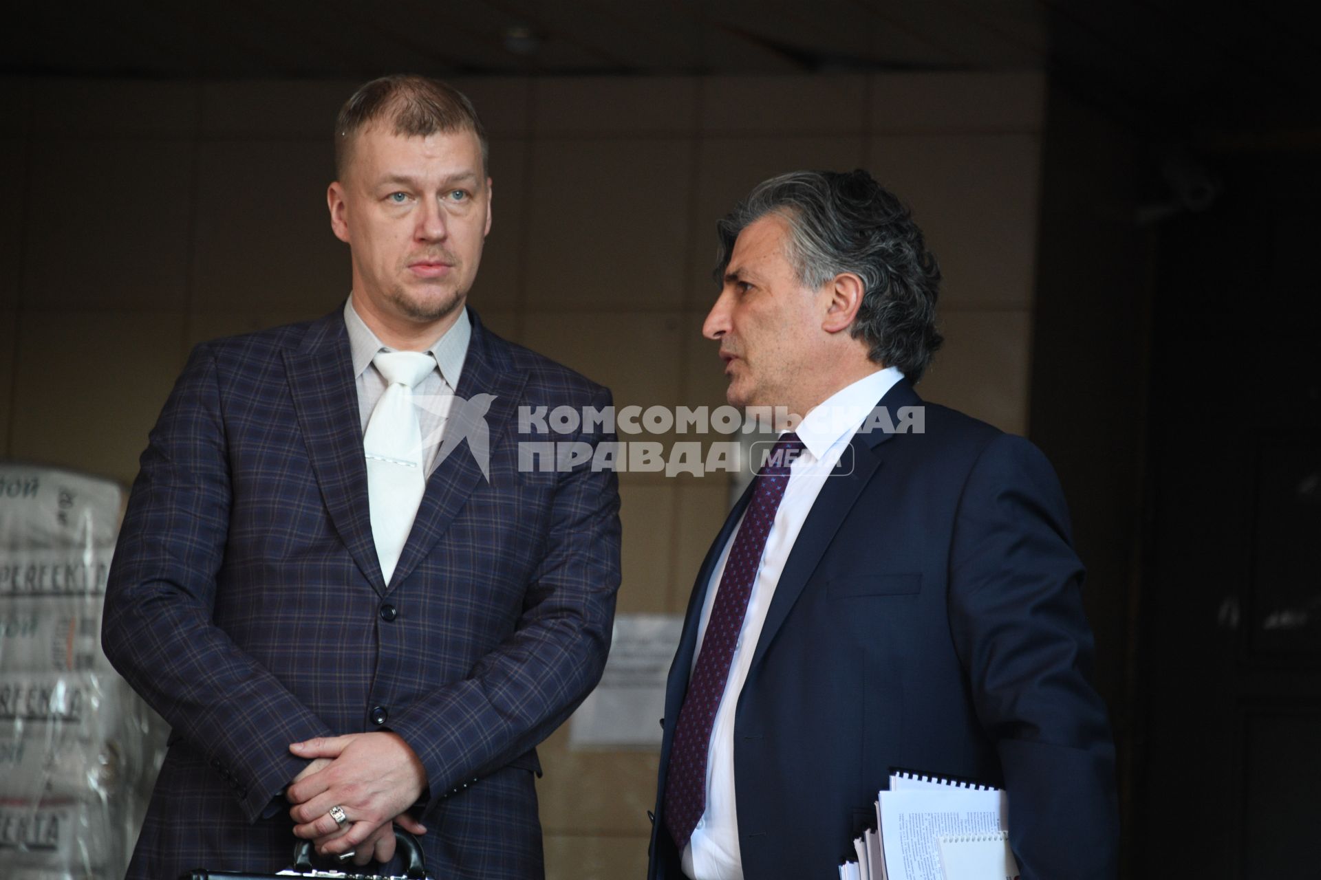 Москва. Адвокат сына погибшего в аварии Сергея Захарова Сергей Аверцев (слева) и адвокат актера Михаила Ефремова Эльман Пашаев у здания Пресненского городского суда города Москвы после заседания по делу о ДТП со смертельным исходом с участием актера Михаила Ефремова.