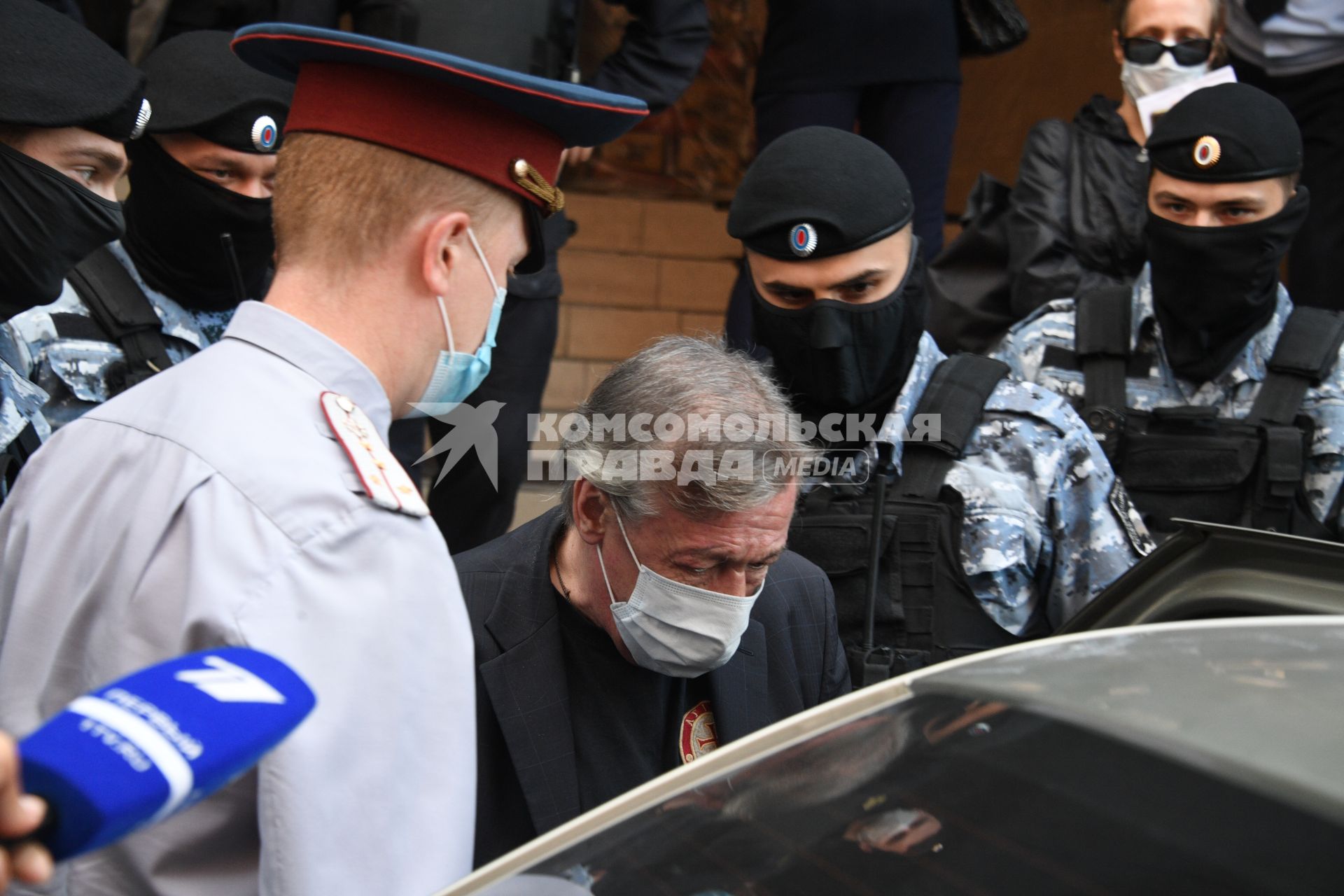 Москва. Актер Михаил Ефремов у здания Пресненского суда города Москвы после заседания по делу о ДТП со смертельным исходом.
