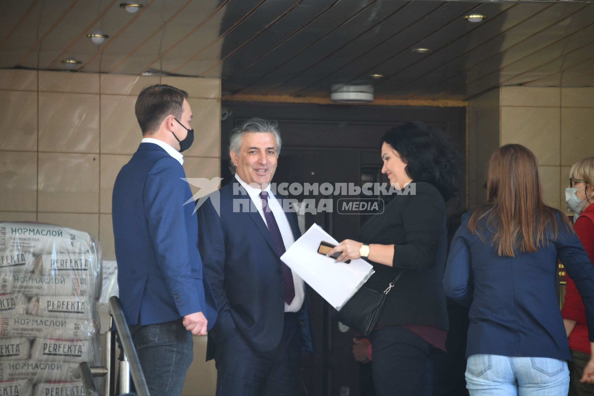 Москва. Адвокат Эльман Пашаев (в центре) у здания Пресненского городского суда города Москвы после заседания по делу о ДТП со смертельным исходом с участием актера Михаила Ефремова.