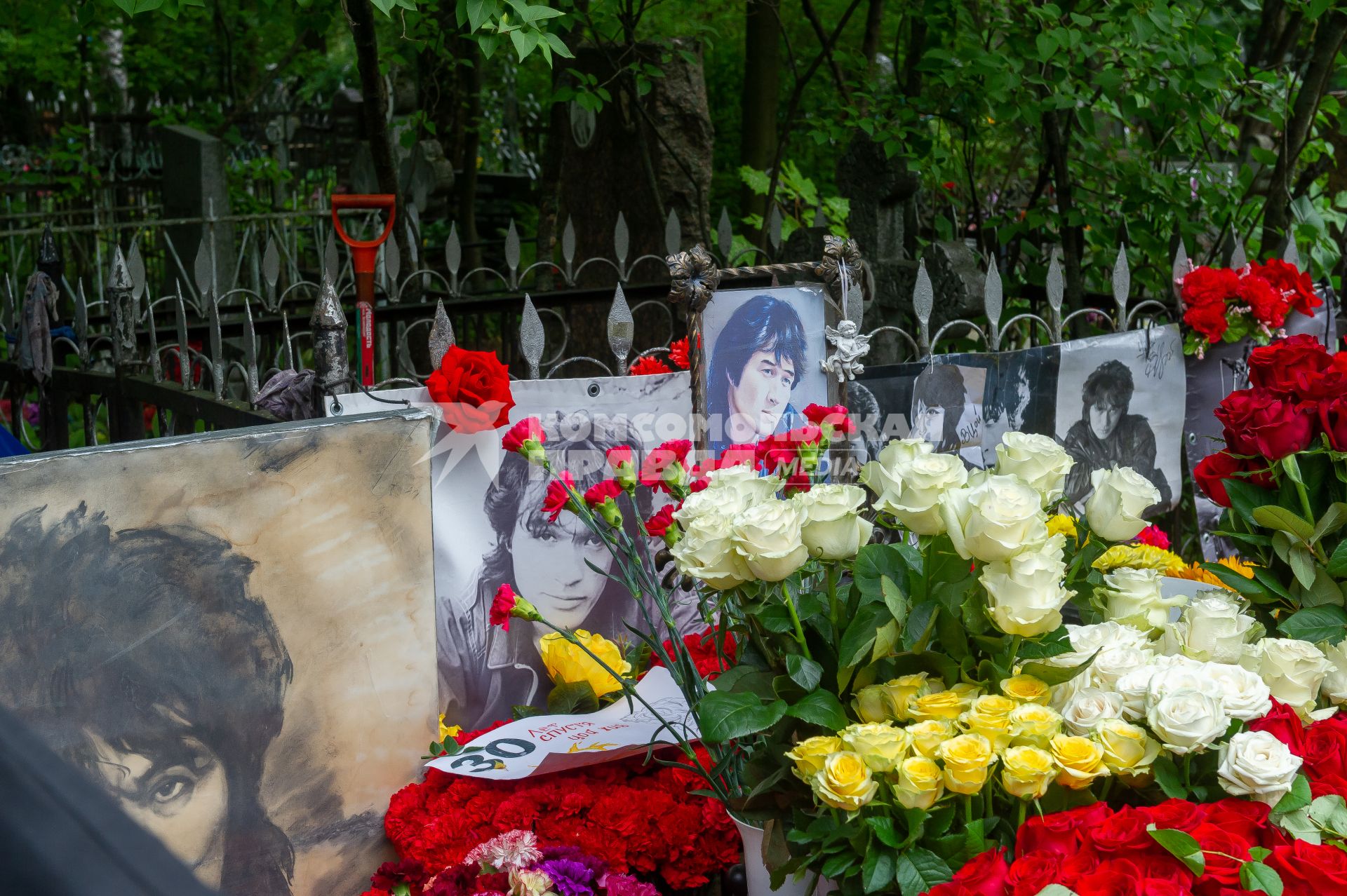 Санкт-Петербург.  Могила музыканта Виктора Цоя на Богословском кладбище, в день 30-й годовщины со дня его смерти.