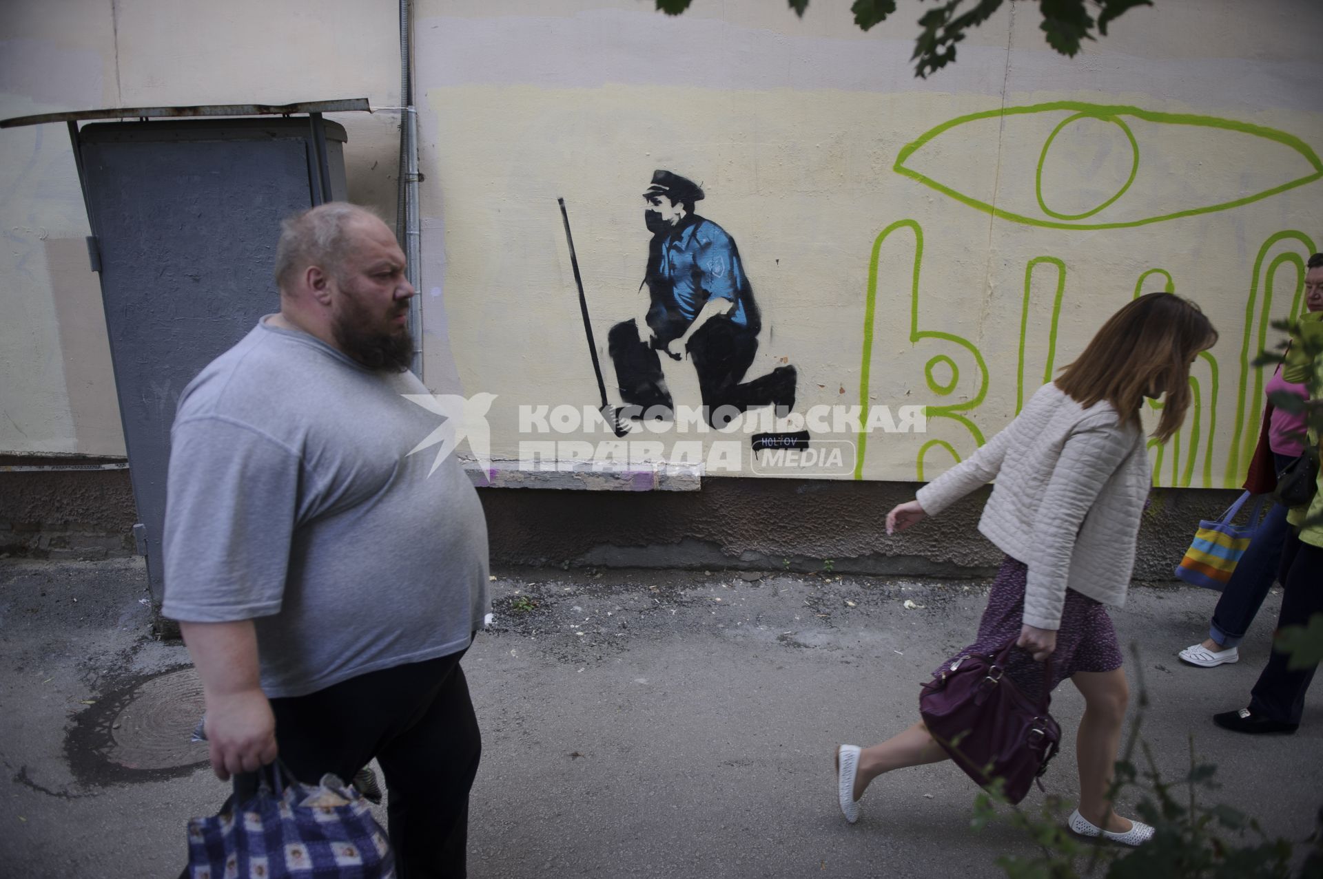 Екатеринбург. Граффити в виде полицейского наступающего на грабли, созданное в рамках нелегального фестиваля уличной культуры \'Карт Бланш\'