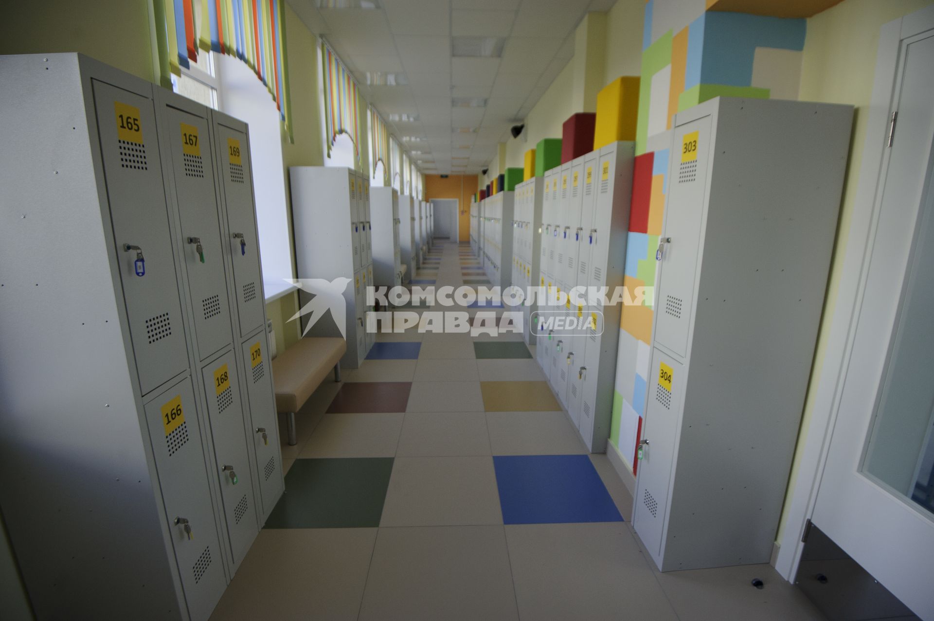 Екатеринбург. Коридор среднеобразовательной школы открытой после реконструкции