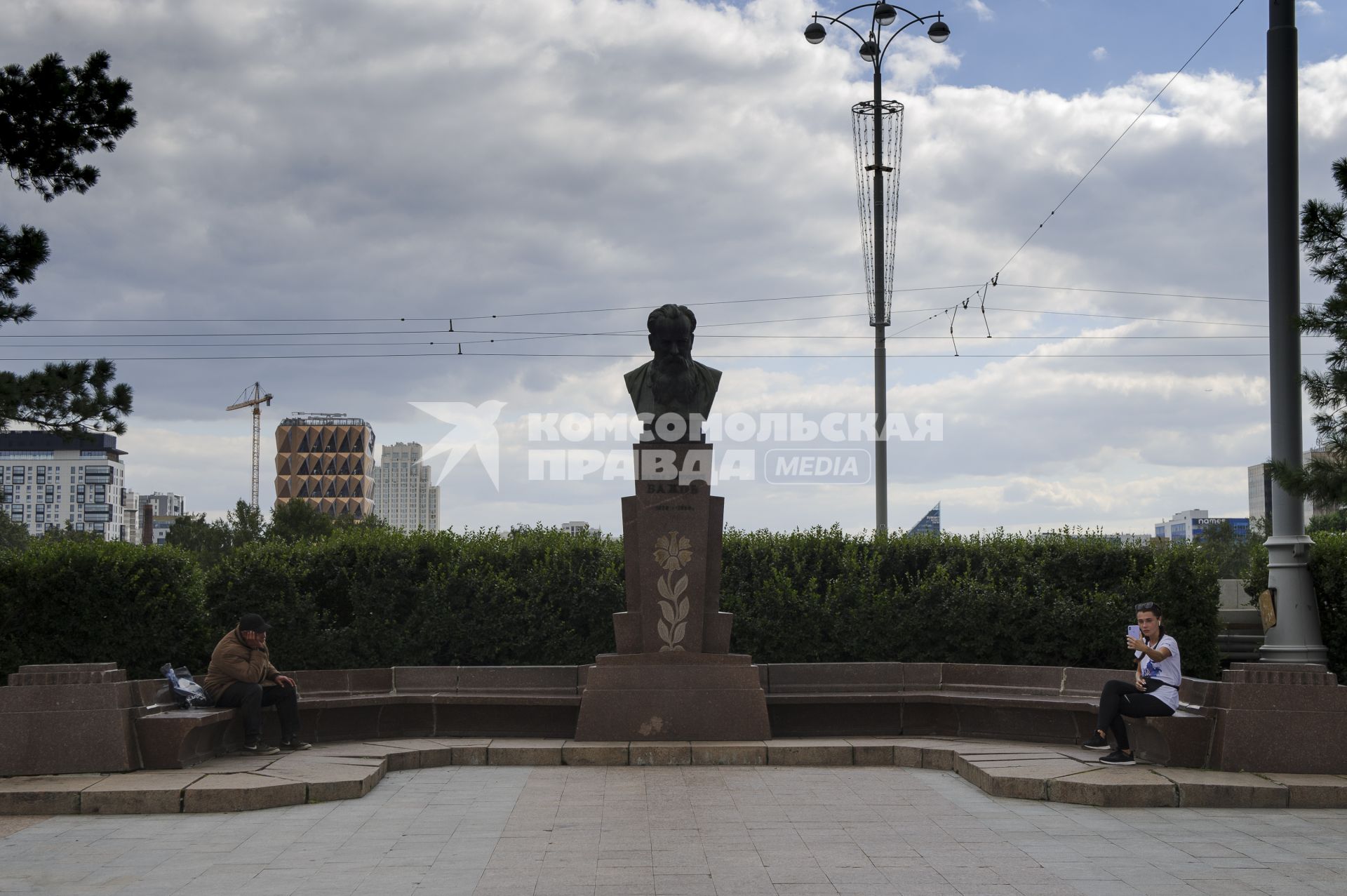 Екатеринбург. Горожане у памятника писателю Павлу Бажову, на набережной городского пруда