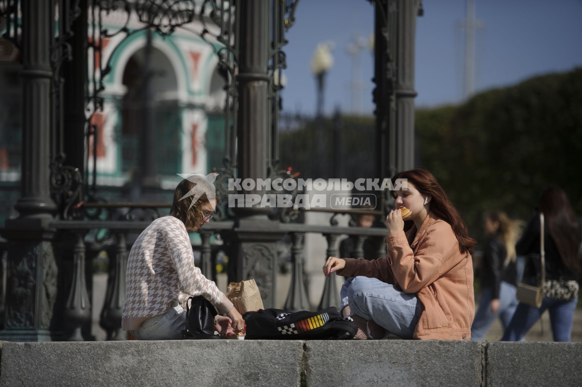 Екатеринбург. Девушки перекусывают на набережной реки Исеть