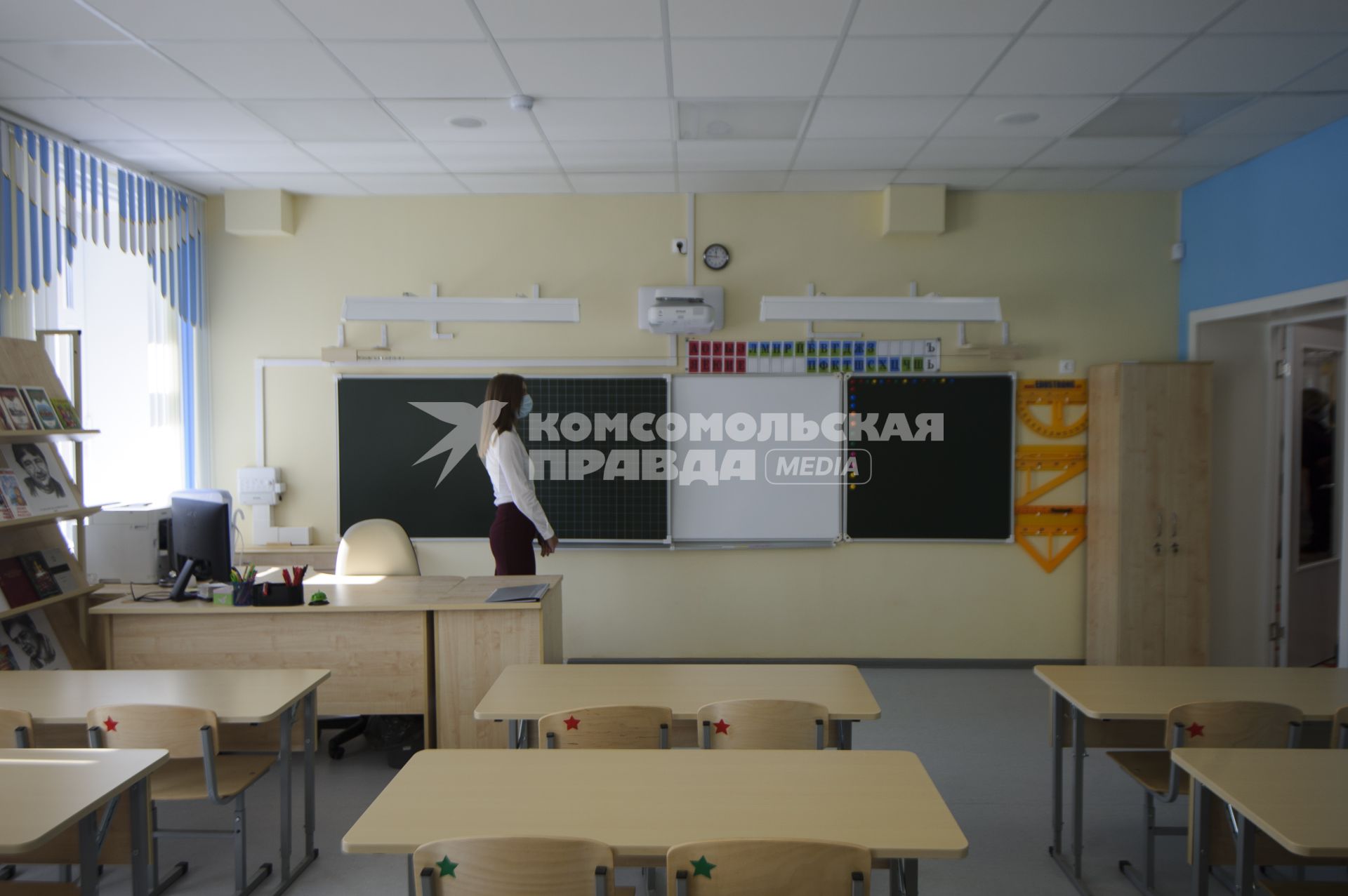 Екатеринбург. Учитель в учебном классе  среднеобразовательной школы открытой после реконструкции