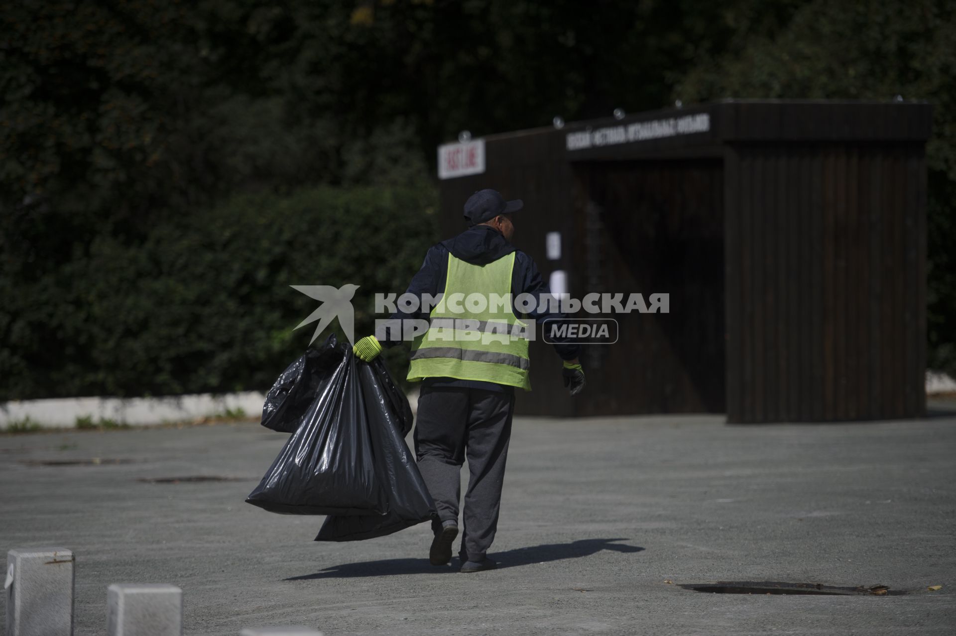 Екатеринбург. Дворник собирает мусор на одной из центральных улиц города