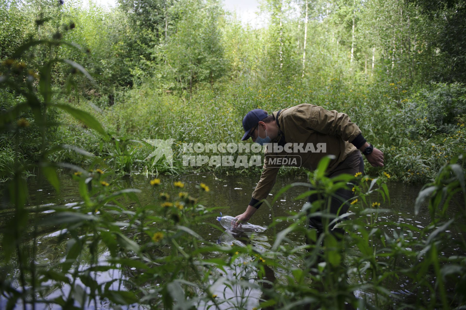 Свердловская область. Сотрудники Росприроднадзор проводят дозиметрию, и берут пробы воды в реке Ольховка около Белоярской атомной элекстростанции.