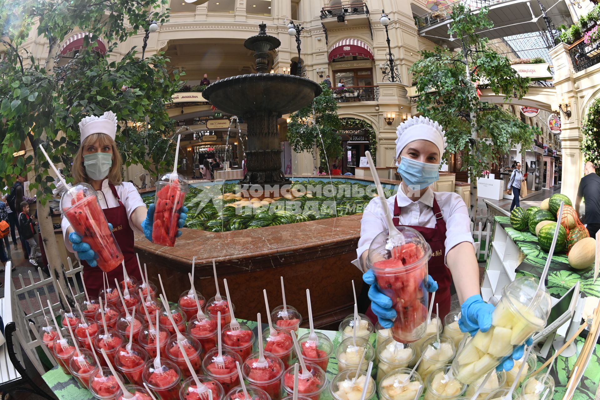 Москва.  Фонтан, заполненный арбузами и дынями, в  ГУМе в рамках фестиваля `Московское лето`, `Фестиваль варенья `.