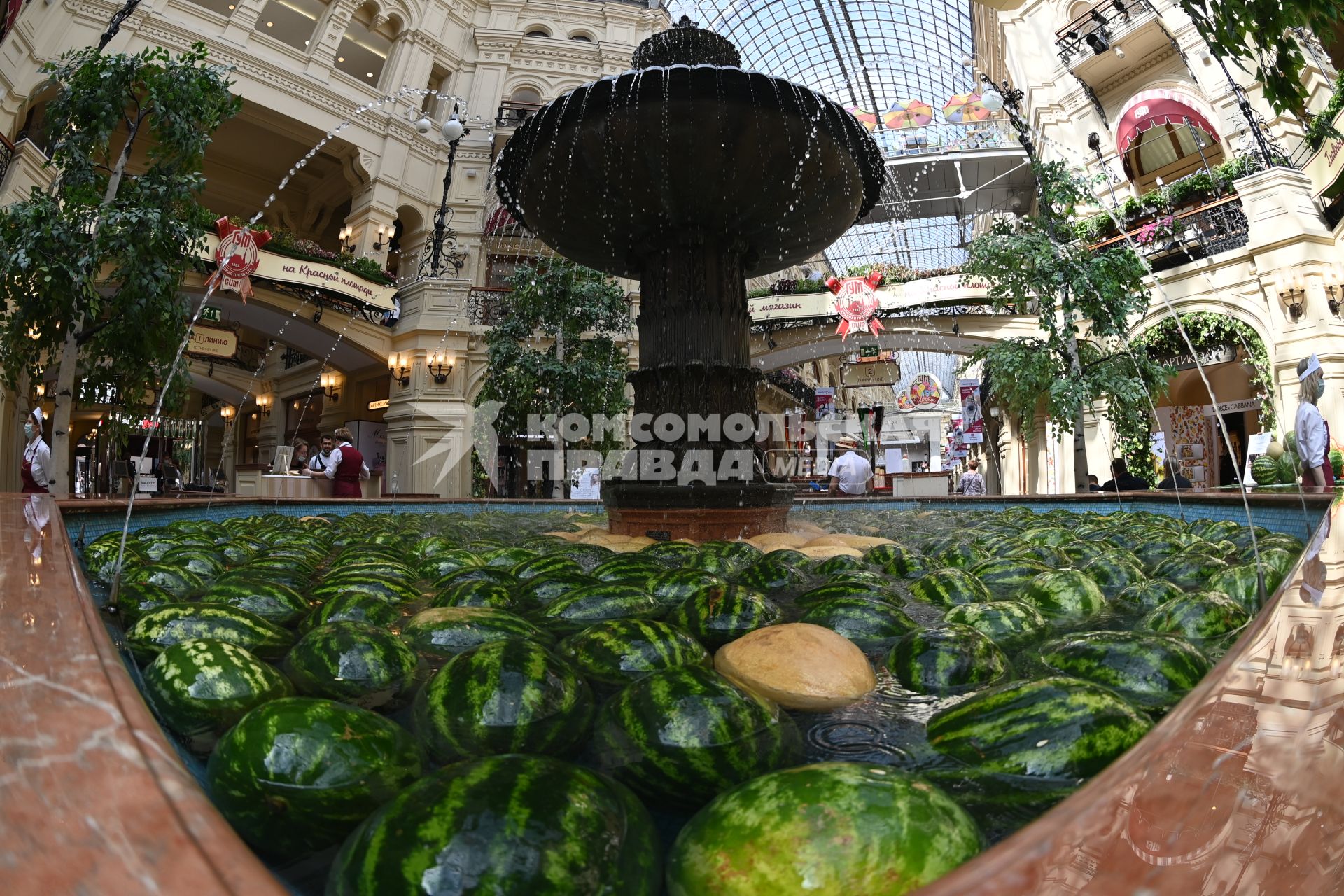 Москва.  Фонтан, заполненный арбузами и дынями, в  ГУМе в рамках фестиваля `Московское лето`, `Фестиваль варенья `.