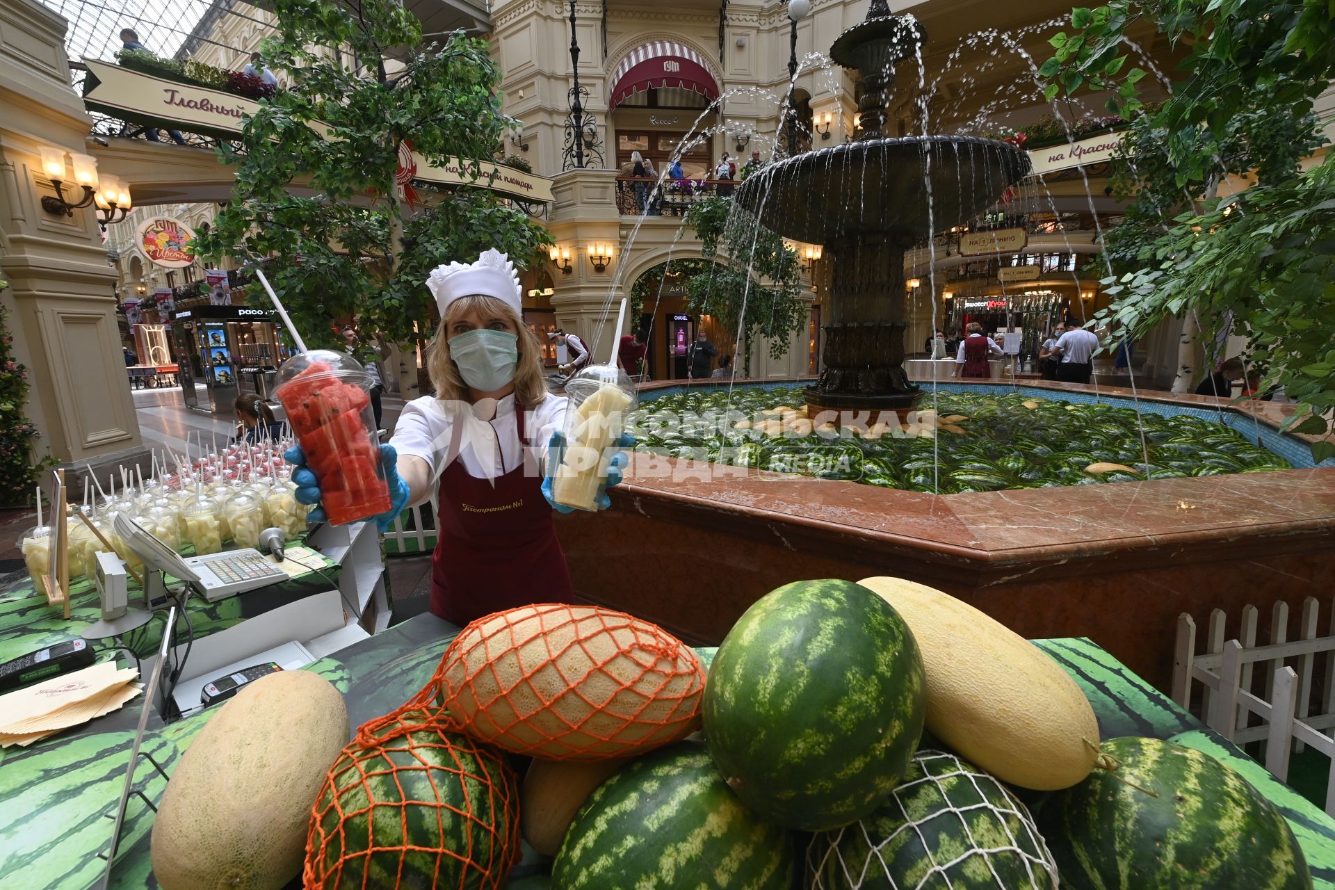 Москва.  Фонтан, заполненный арбузами и дынями, в  ГУМе в рамках фестиваля `Московское лето`, `Фестиваль варенья `.