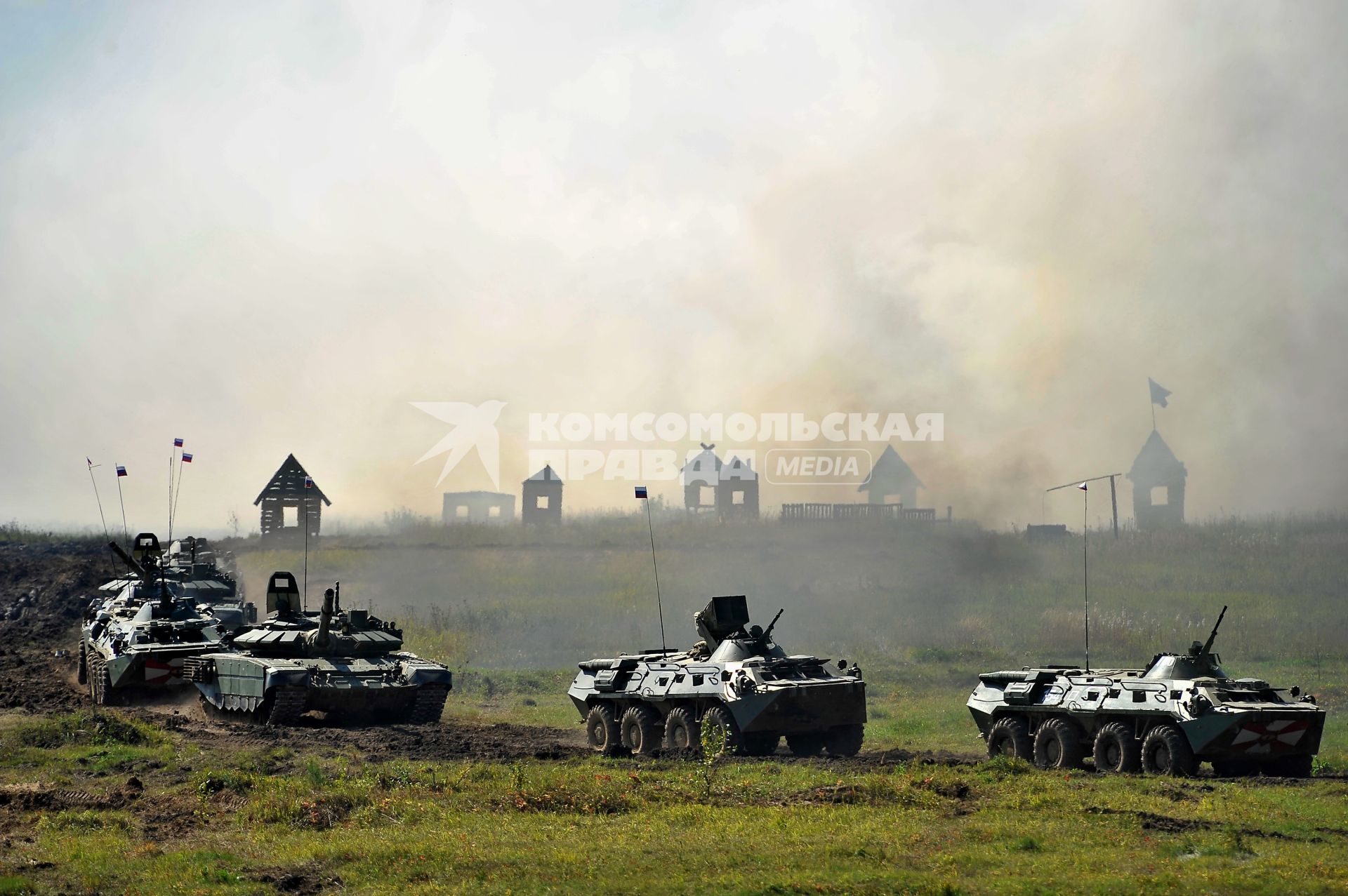 Екатеринбург. Танковый полигон 32-го военного городка. Международный военно-технический форум \'Армия-2020\'. Танк Т-73Б3 и БТР-80 во время демонстрационного показа