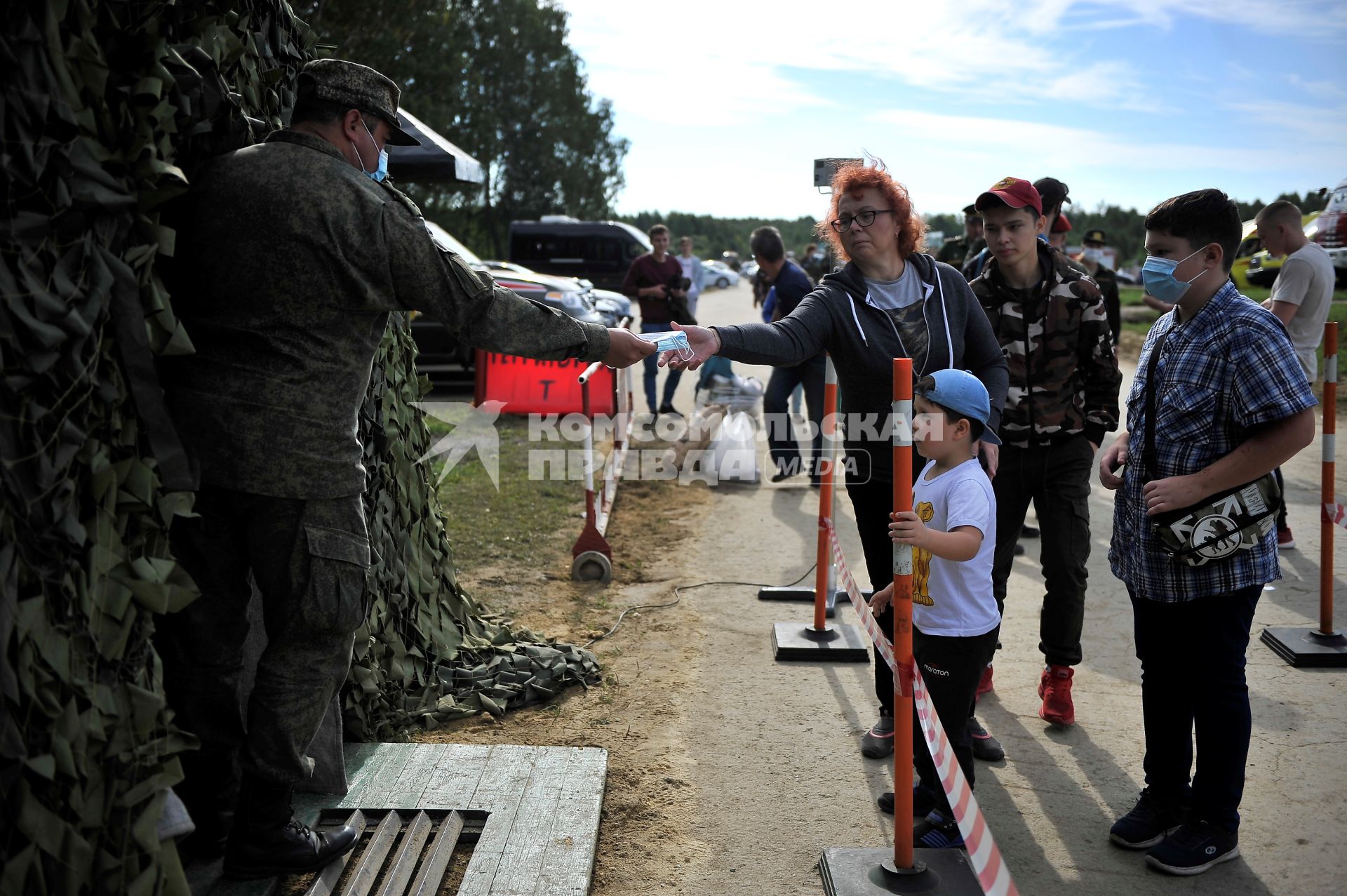 Екатеринбург. Танковый полигон 32-го военного городка. Международный военно-технический форум \'Армия-2020\'. Военнослужащий выдает медицинские маски посетителям форума