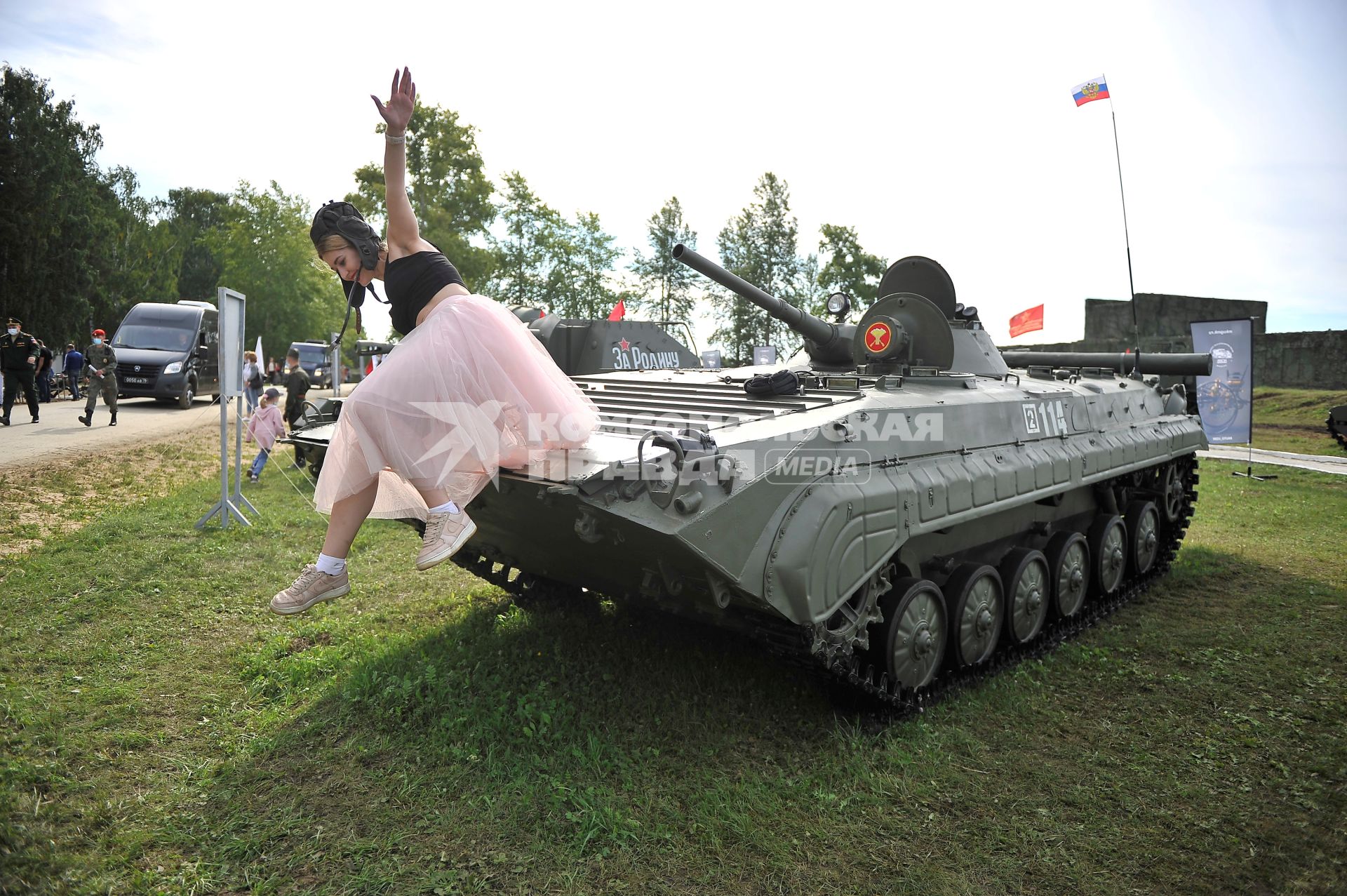 Екатеринбург. Танковый полигон 32-го военного городка. Международный военно-технический форум \'Армия-2020\'. Девушка на БМП-3