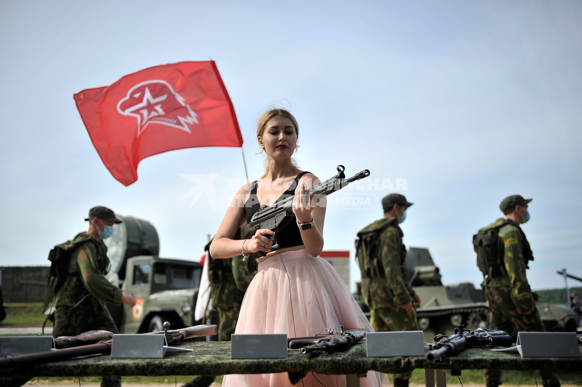 Екатеринбург. Танковый полигон 32-го военного городка. Международный военно-технический форум \'Армия-2020\'. Девушка у стенда с стрелковым оружием