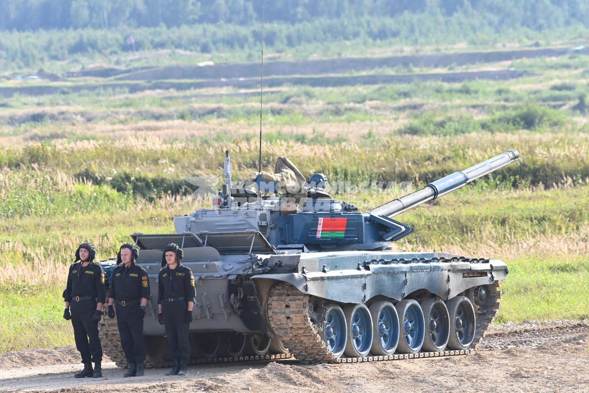 Московская область. Танк Т-72 команды военнослужащих Беларуссии  во время соревнований танковых экипажей в рамках конкурса `Танковый биатлон` на полигоне  Алабино на VI Армейских международных игр `АрМИ-2020`.