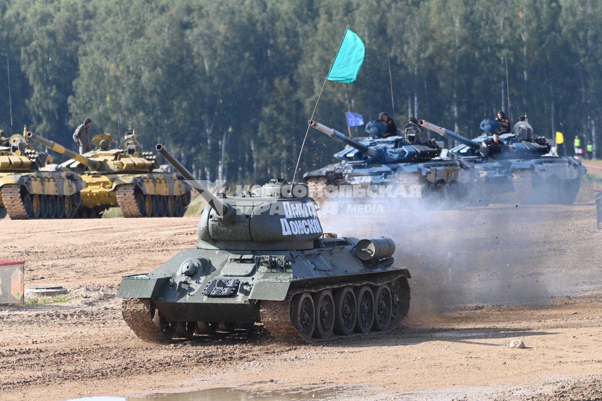 Московская область. Танк`Дмитрий Донской` во время заездов экипажей  советских танков Т-34-85 на показательных выступлениях   в рамках конкурса `Танковый биатлон` на полигоне  Алабино на VI Армейских международных игр `АрМИ-2020`.