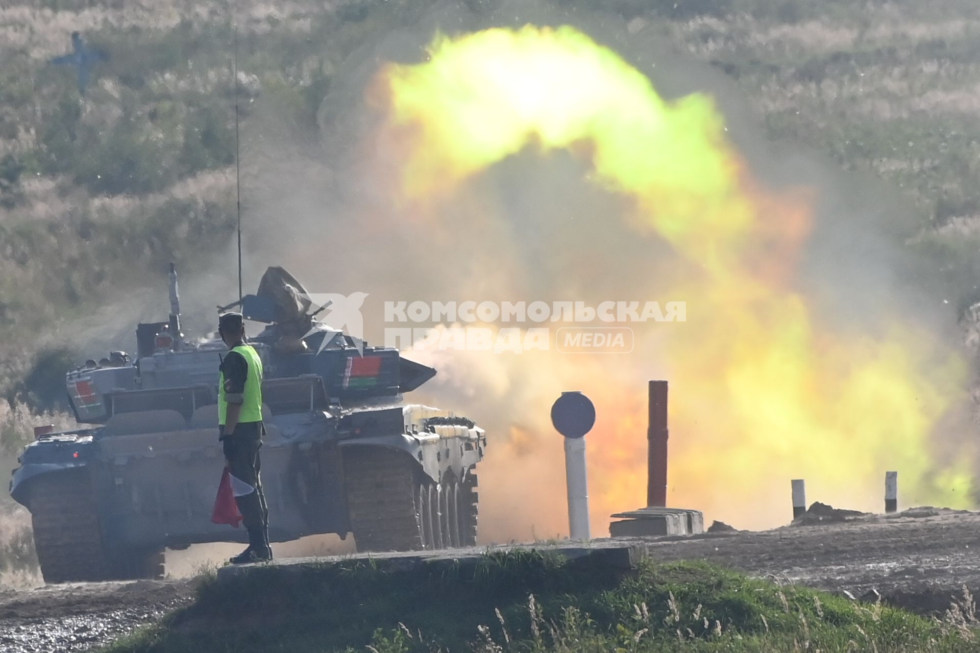 Московская область. Танк Т-72 команды военнослужащих Белоруссии  во время соревнований танковых экипажей в рамках конкурса `Танковый биатлон` на полигоне  Алабино на VI Армейских международных игр `АрМИ-2020`.