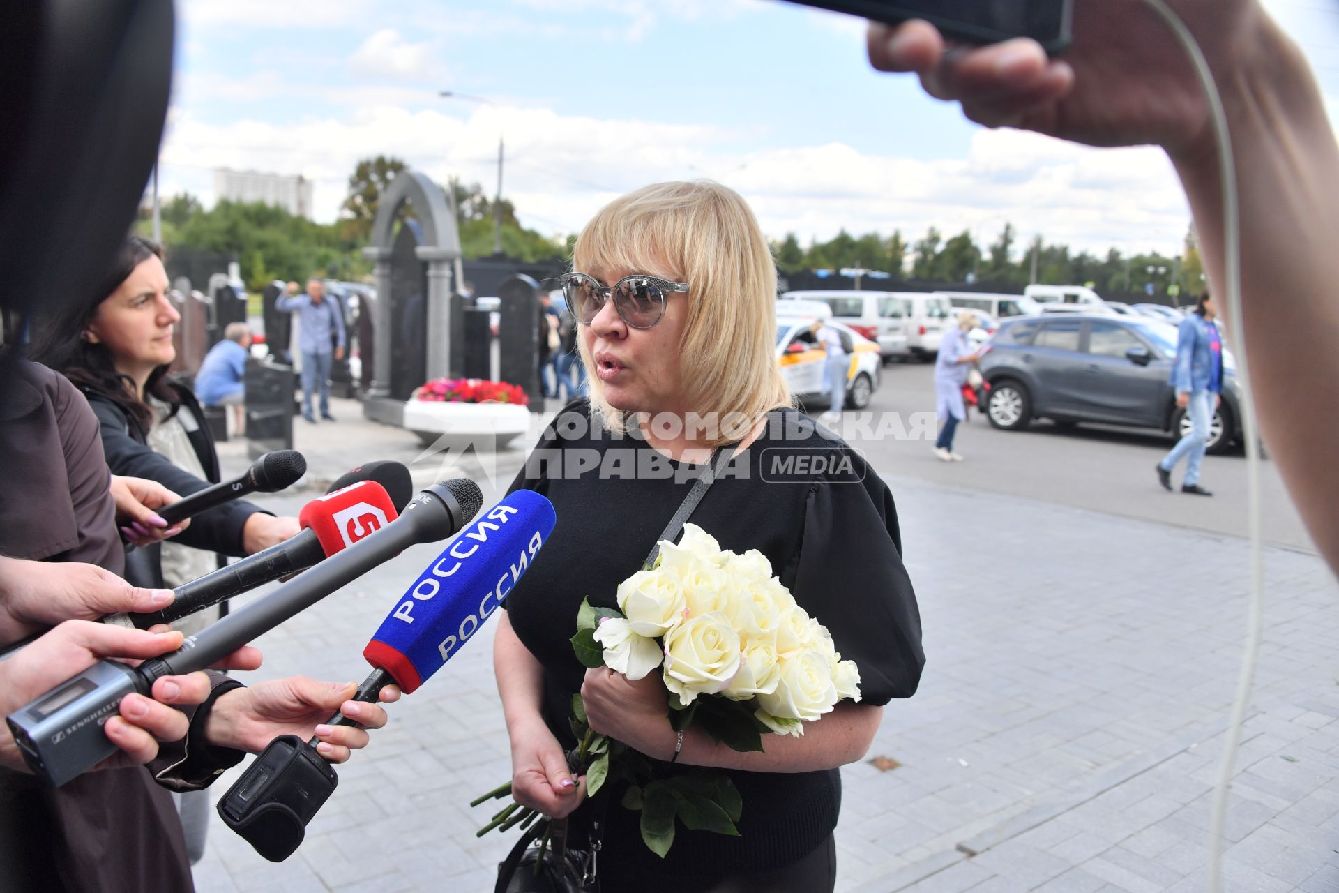 Москва.  Композитор и певица Ирина Грибулина перед началом церемонии прощания с заслуженной артисткой РФ певицей Валентиной Легкоступовой.