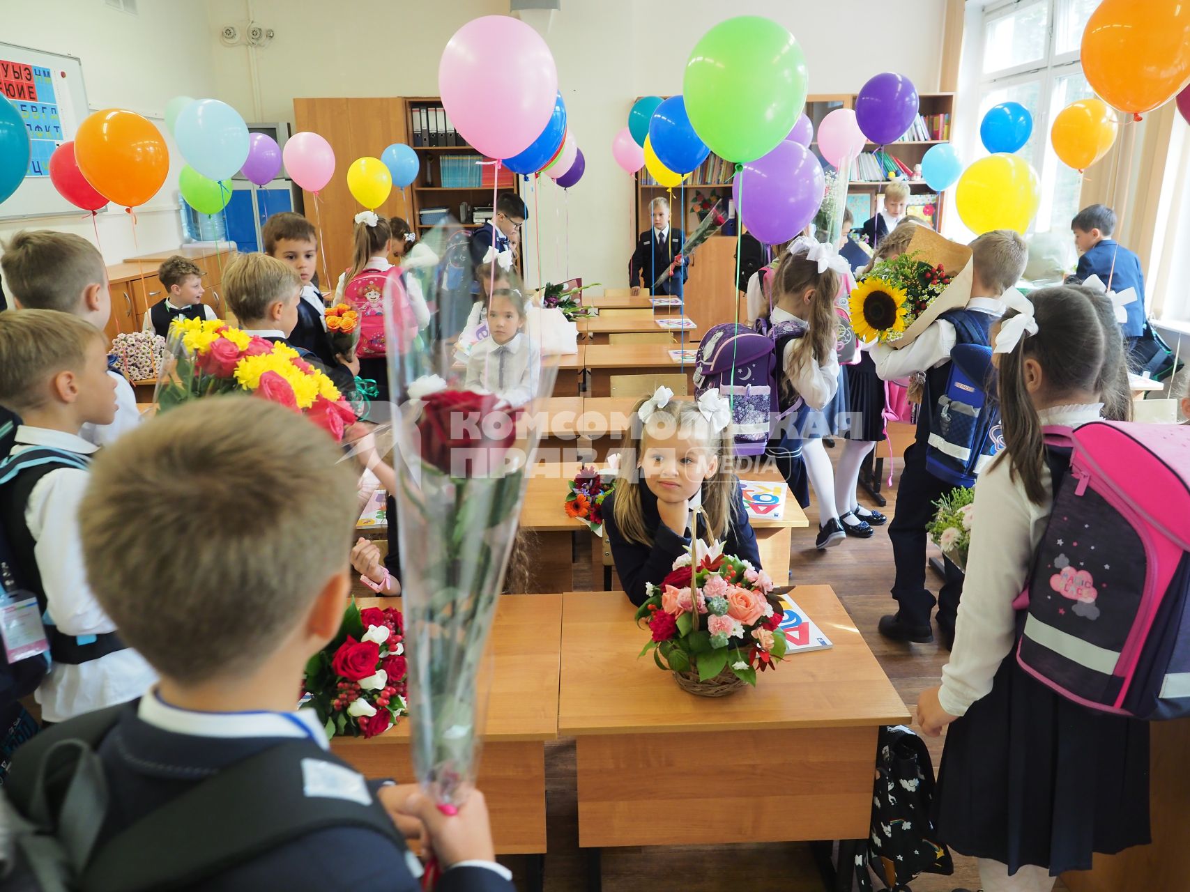 Москва.   Первоклассники сидят в классе.