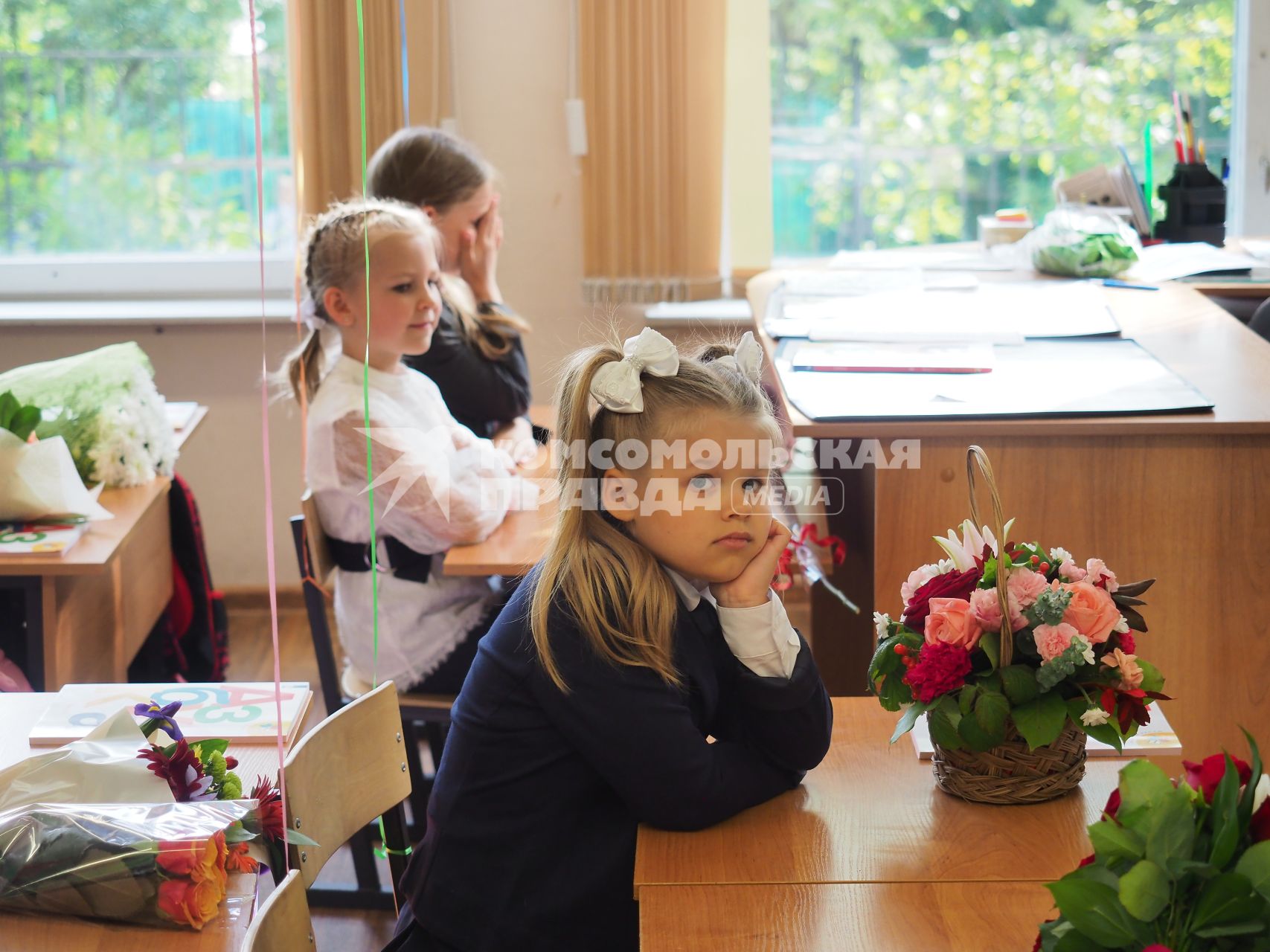 Москва.   Первоклассница  в классе.