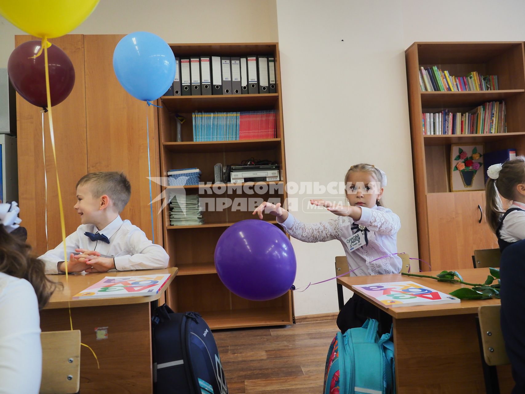 Москва.   Первоклассники сидят в классе.