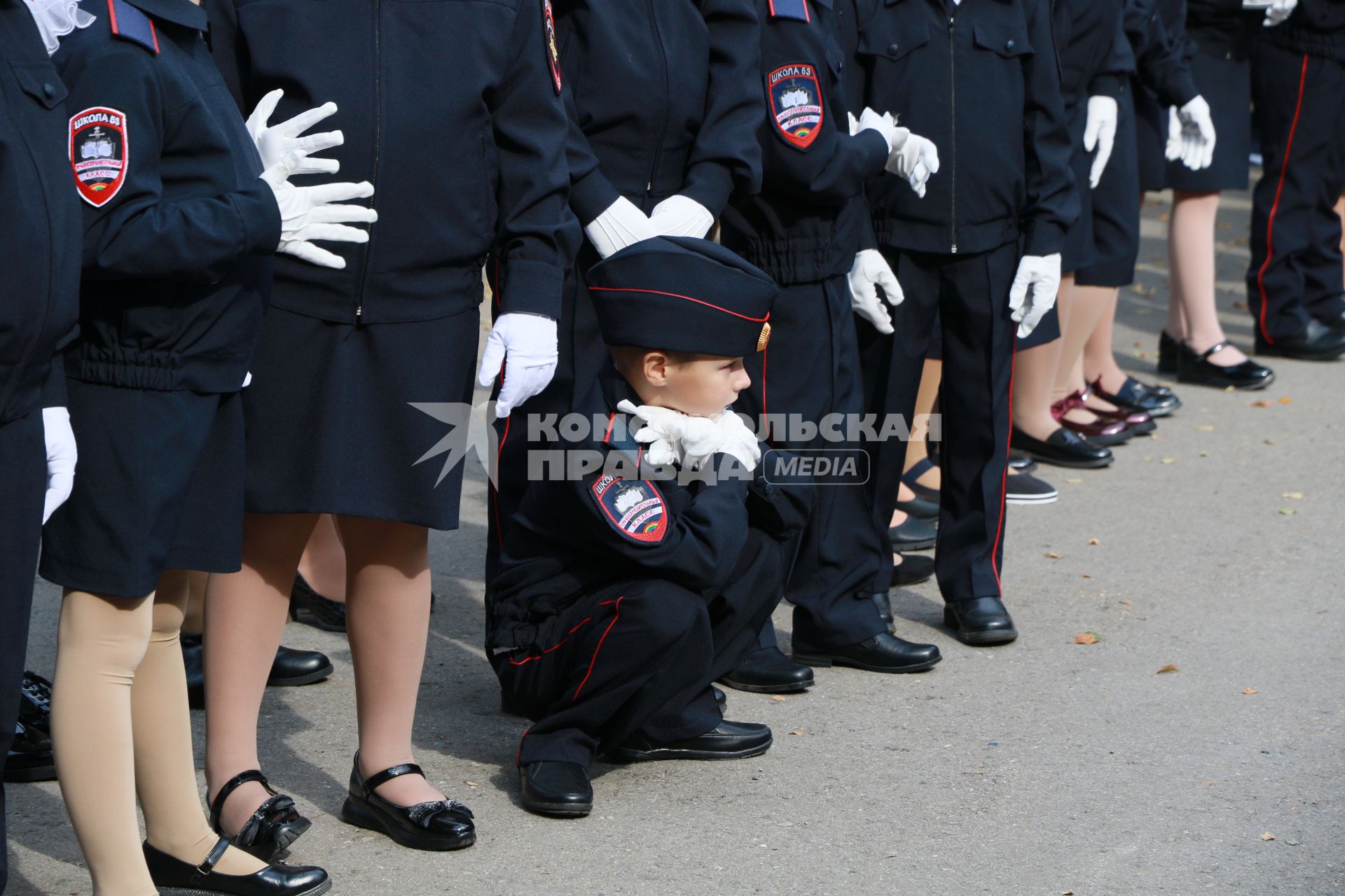 Барнаул. Первое сентября. Учащиеся правоохранительных классов школы № 53 на торжественной линейке.