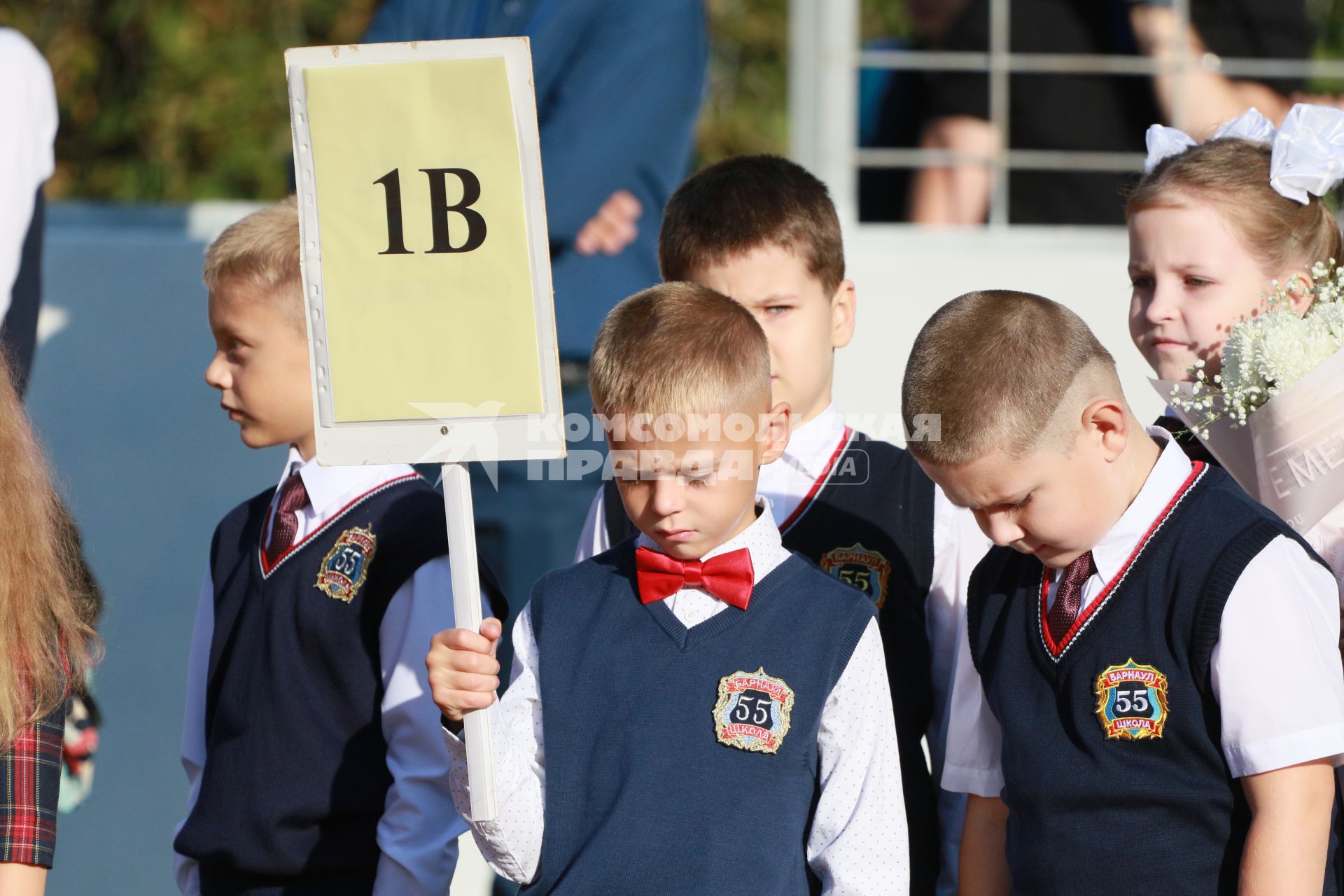 Барнаул. Первое сентября. Учащиеся школы № 55 на торжественной линейке.
