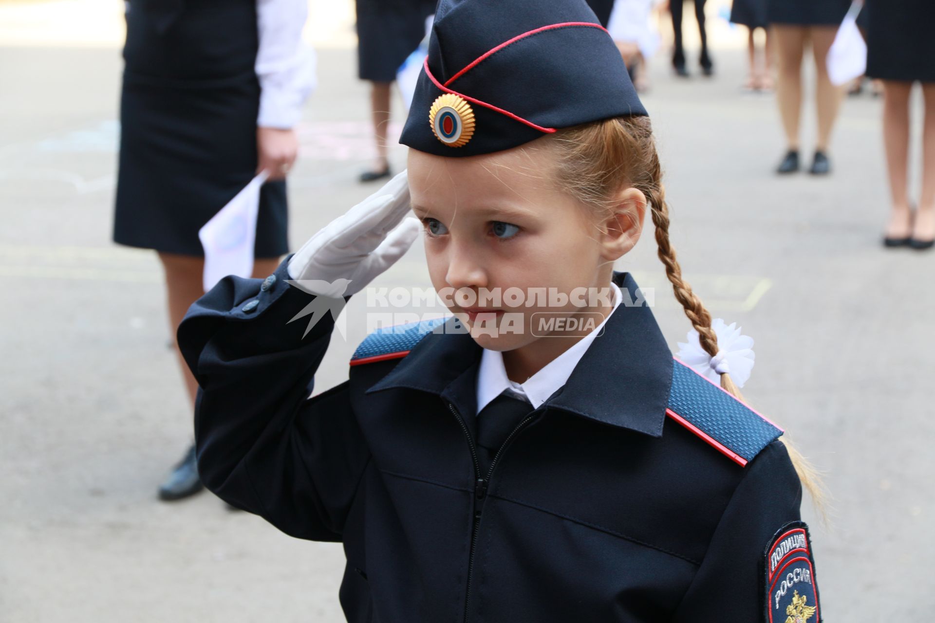 Барнаул. Первое сентября. Учащаяся правоохранительных классов школы № 53 на торжественной линейке.