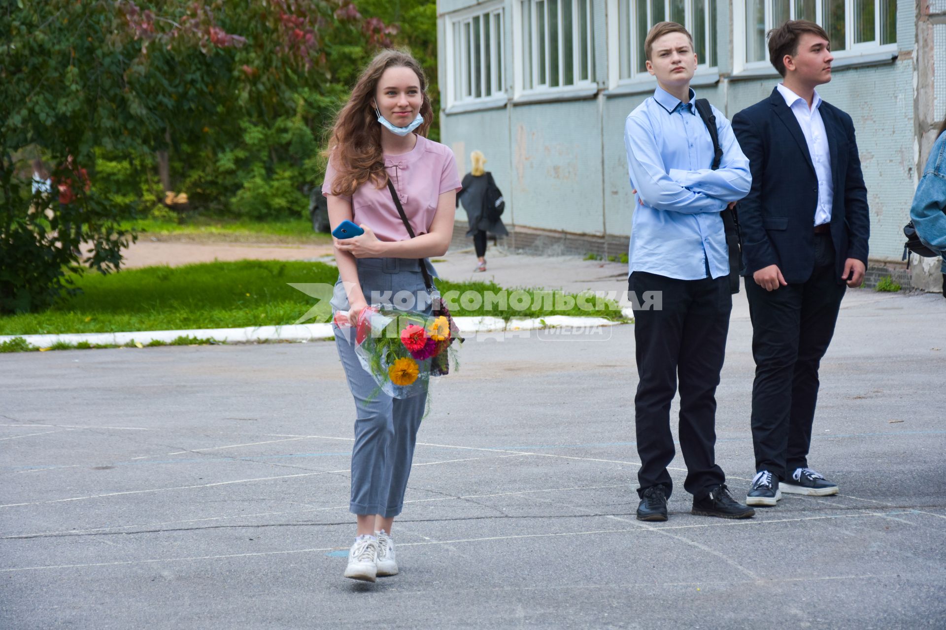 Новосибирск.  Учащиеся старших классов перед началом линейки в День знаний.