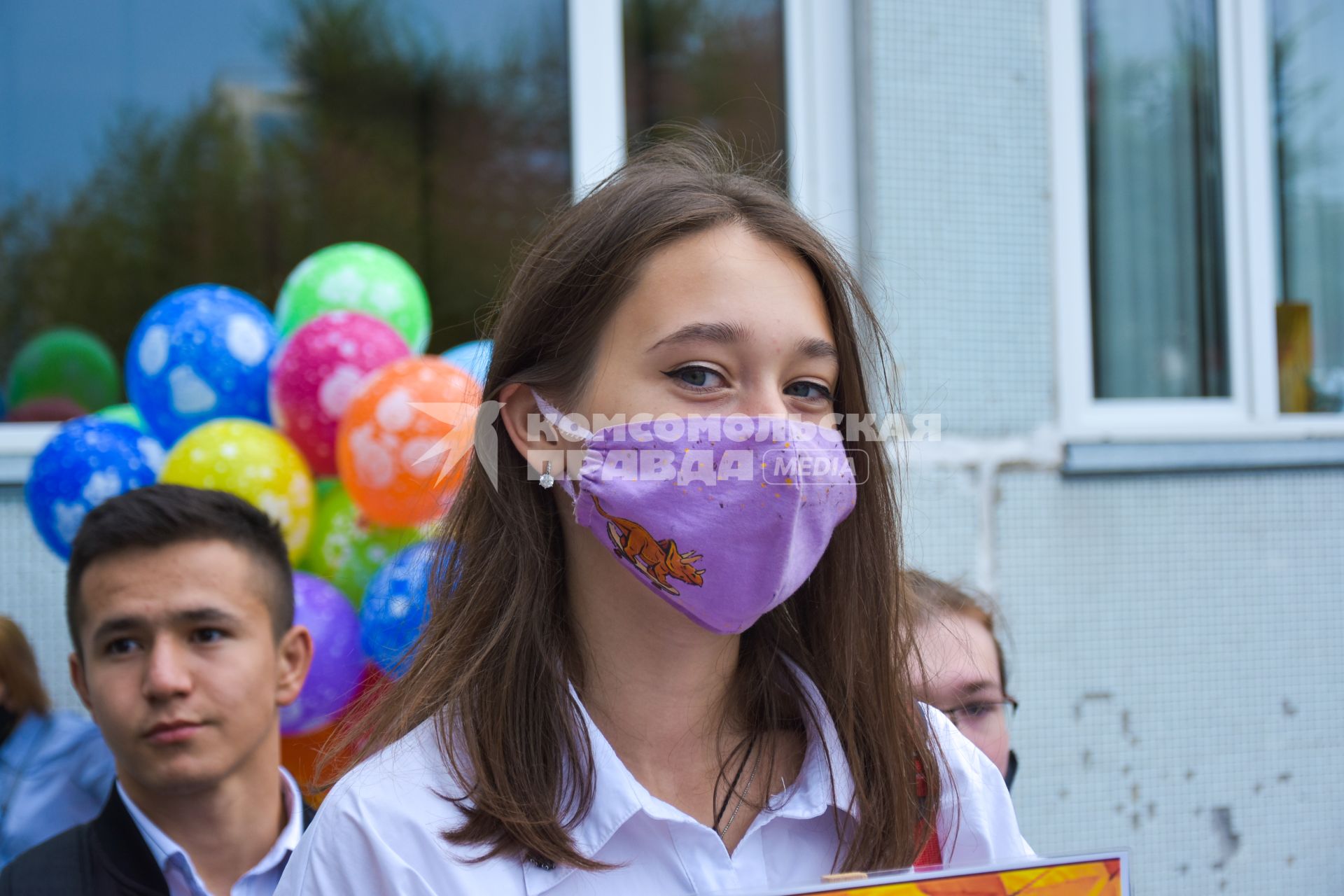 Новосибирск.  Учащиеся старших классов перед началом линейки в День знаний.