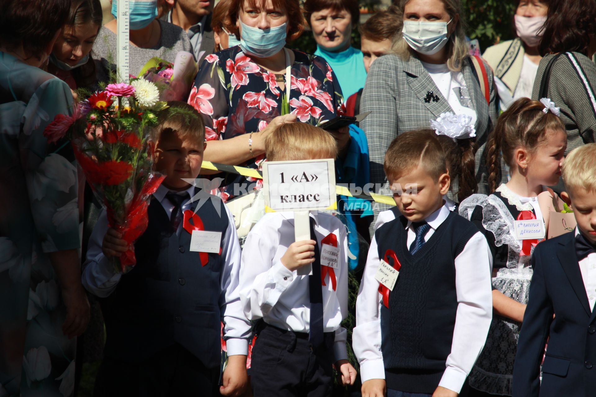 Иркутск.   Первоклассники на торжественной линейке, посвященной Дню знаний.