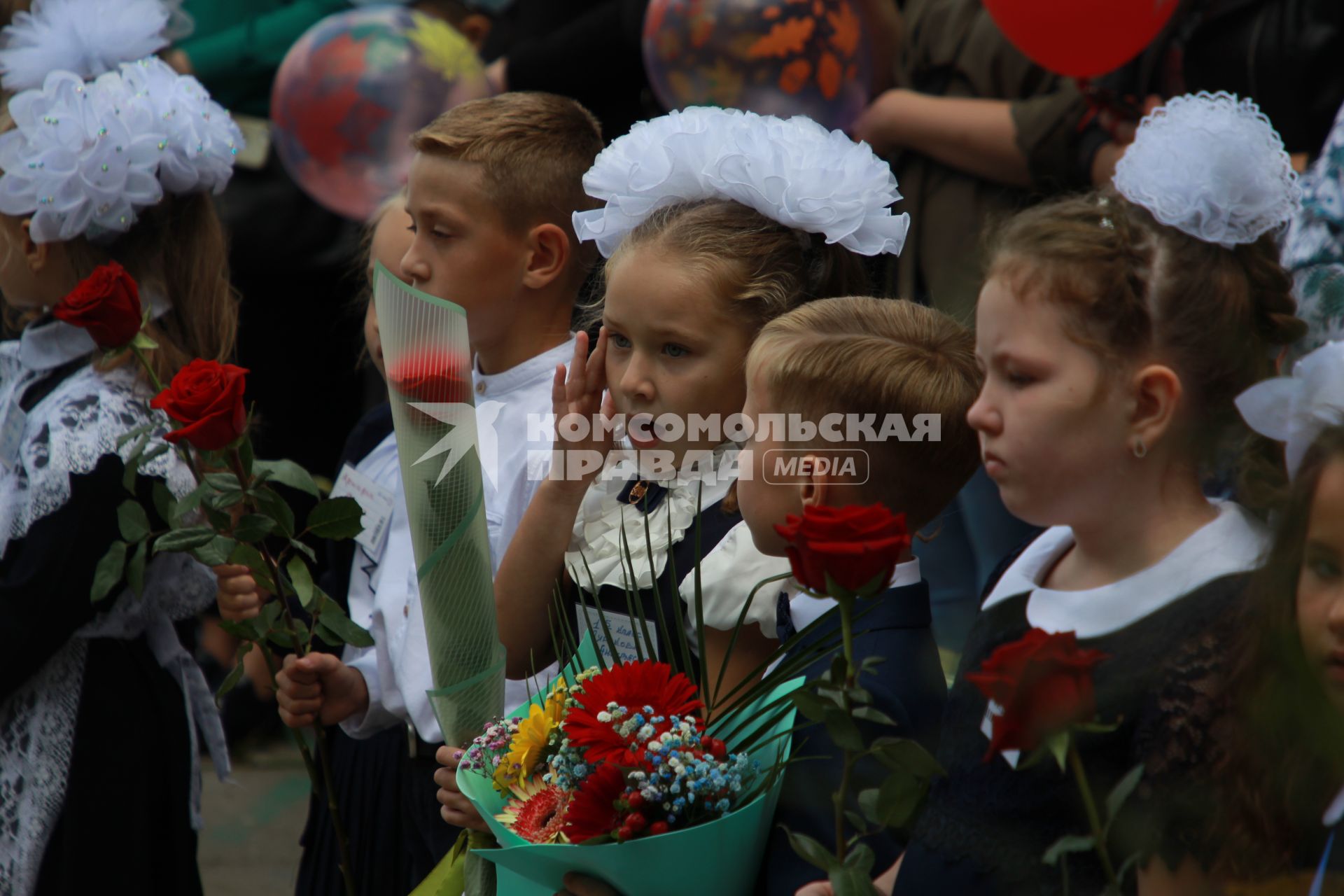 Иркутск.   Первоклассники на торжественной линейке, посвященной Дню знаний.