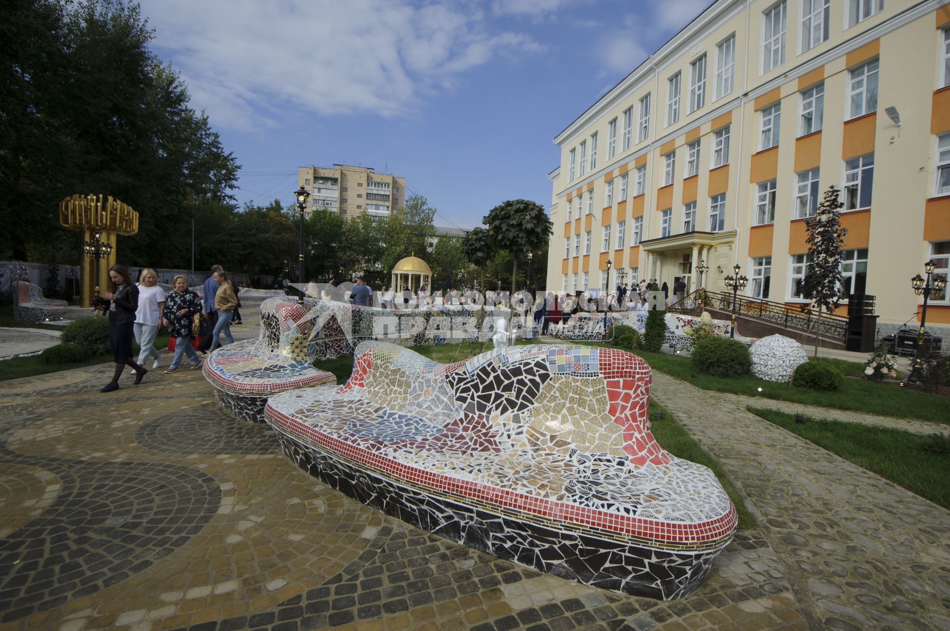 день знаний 1 сентября образования школьники дети ребенок золотая школа 106 Симановский скамейка