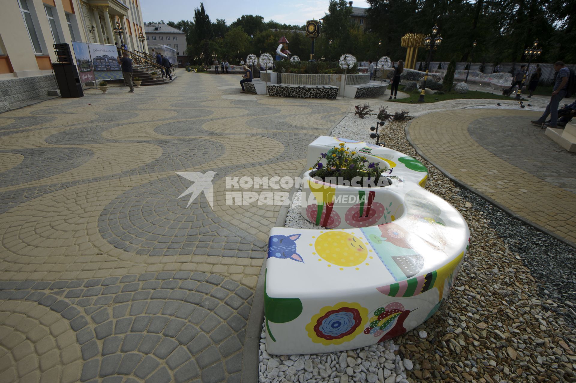 день знаний 1 сентября образования школьники дети ребенок золотая школа 106 Симановский скамейка