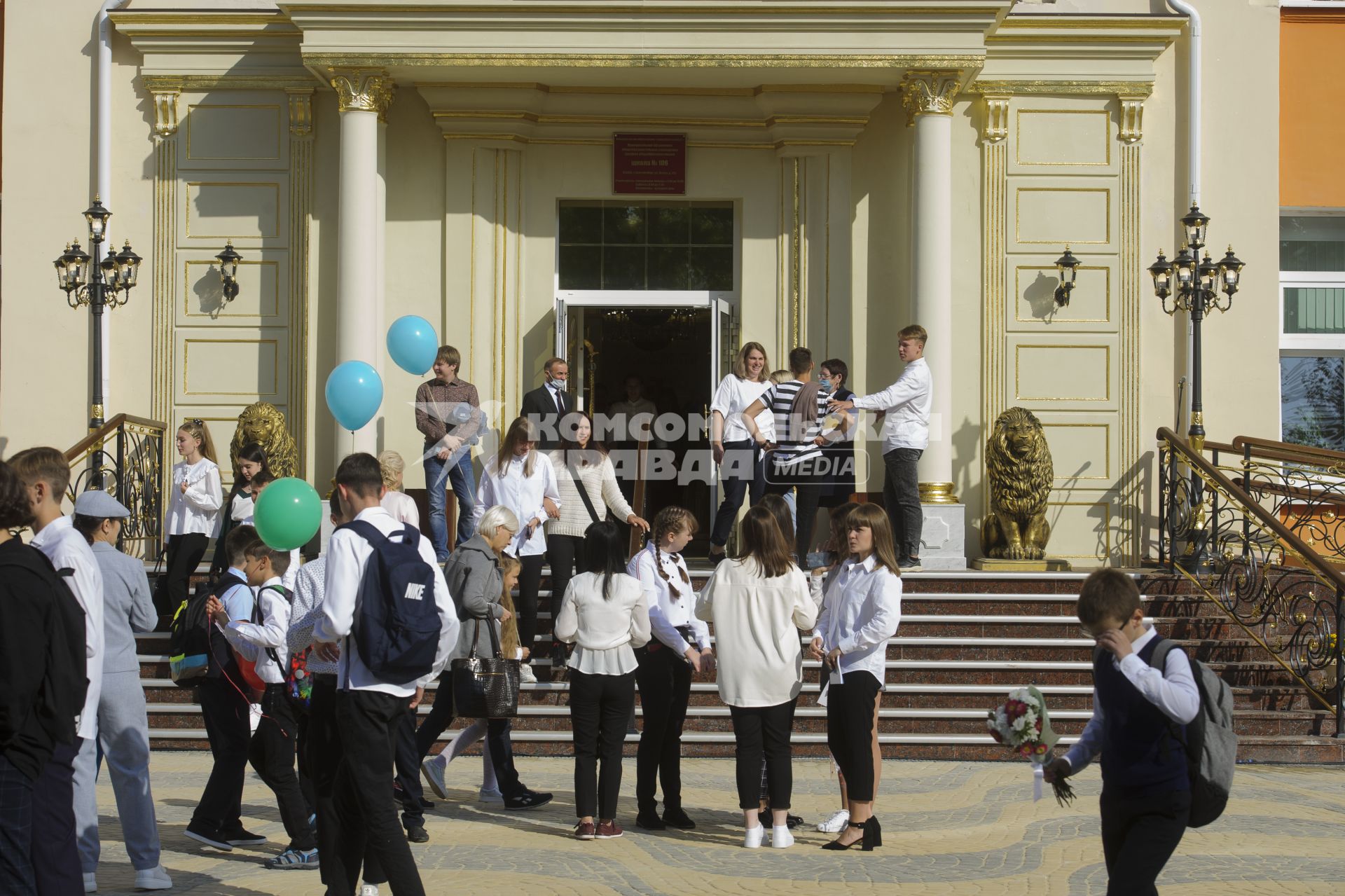 день знаний 1 сентября образования школьники дети ребенок золотая школа 106 Симановский скамейка