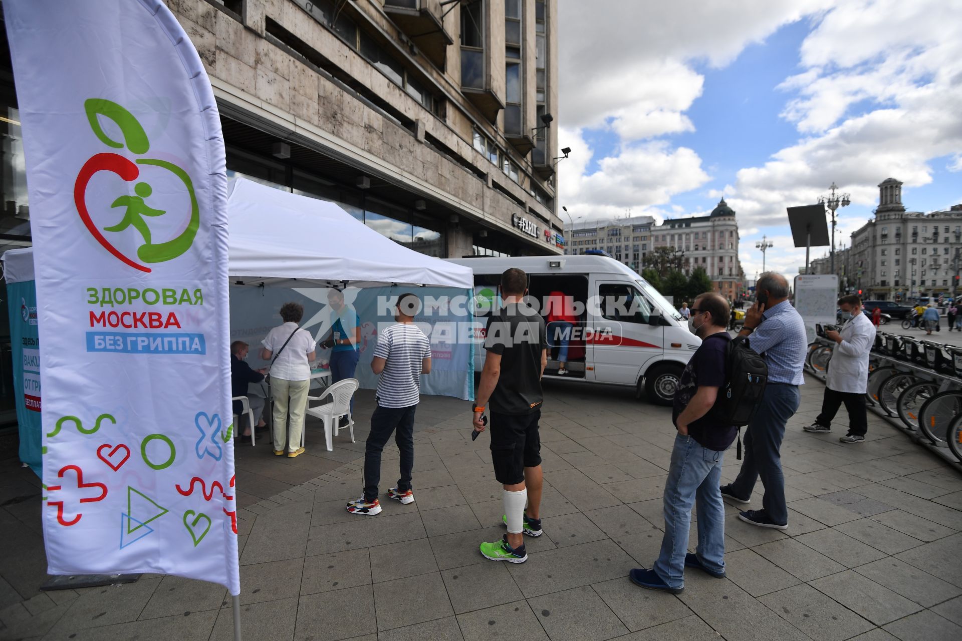 Москва.  У мобильного пункта бесплатной вакцинации на Пушкинской площади.