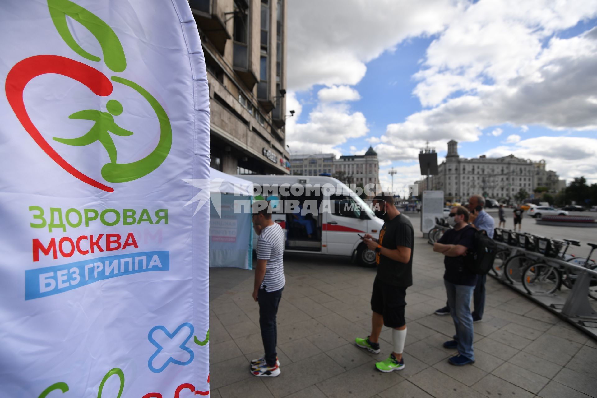 Москва.  У мобильного пункта бесплатной вакцинации на Пушкинской площади.