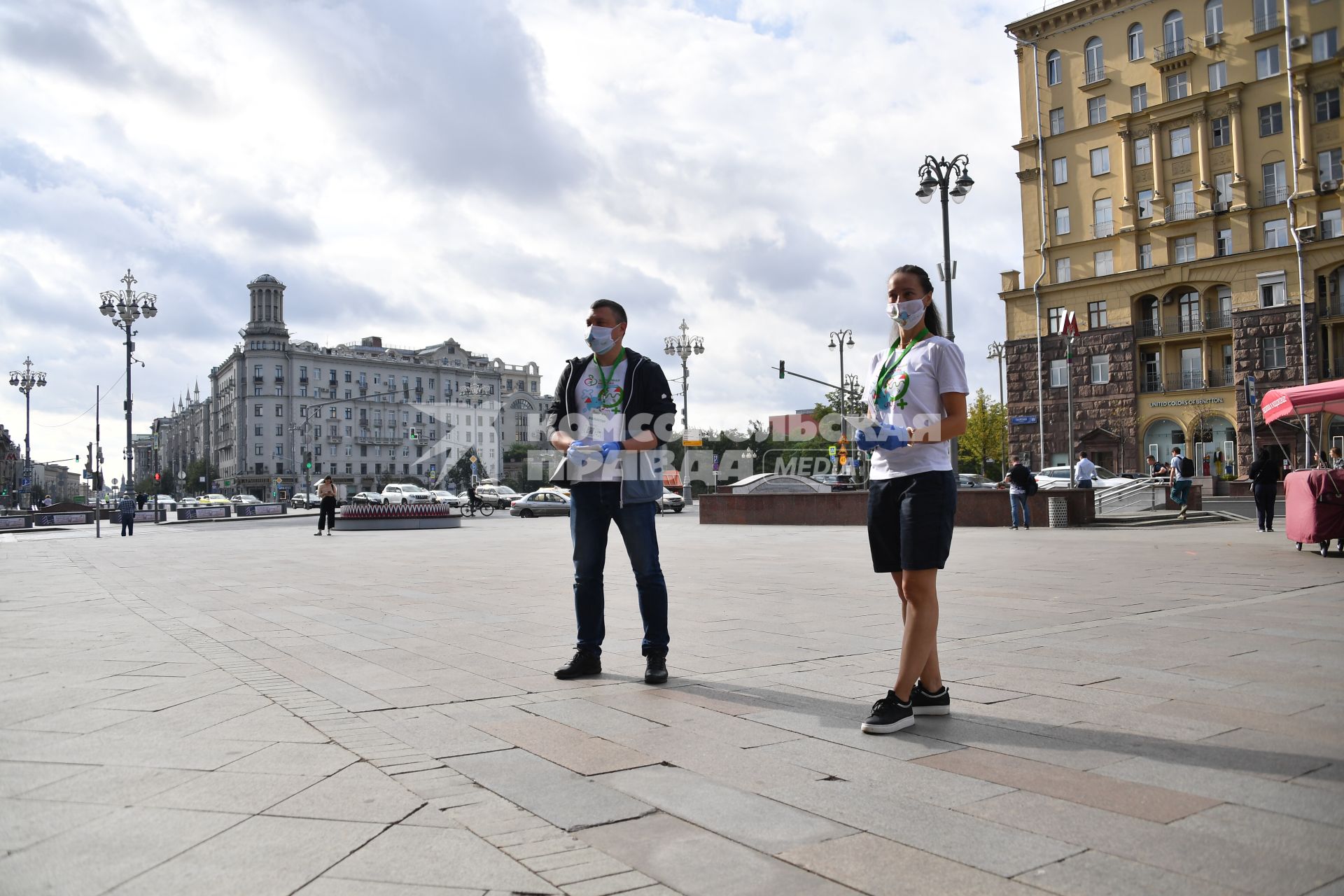 Москва.  Волонтеры  раздают листовки у мобильного пункта вакцинации на Пушкинской площади.