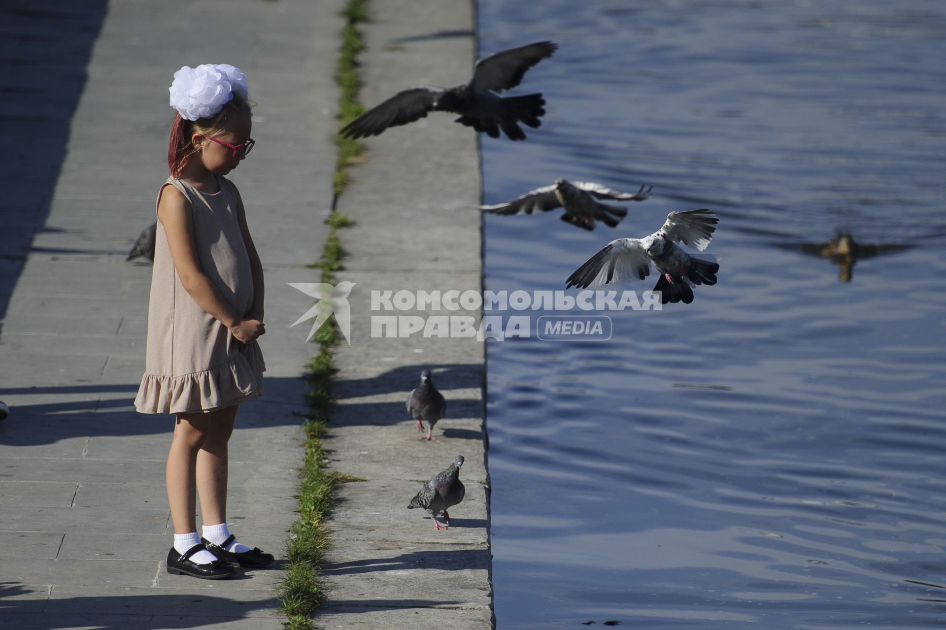 Екатеринбург. Девочка на набережной реки Исеть