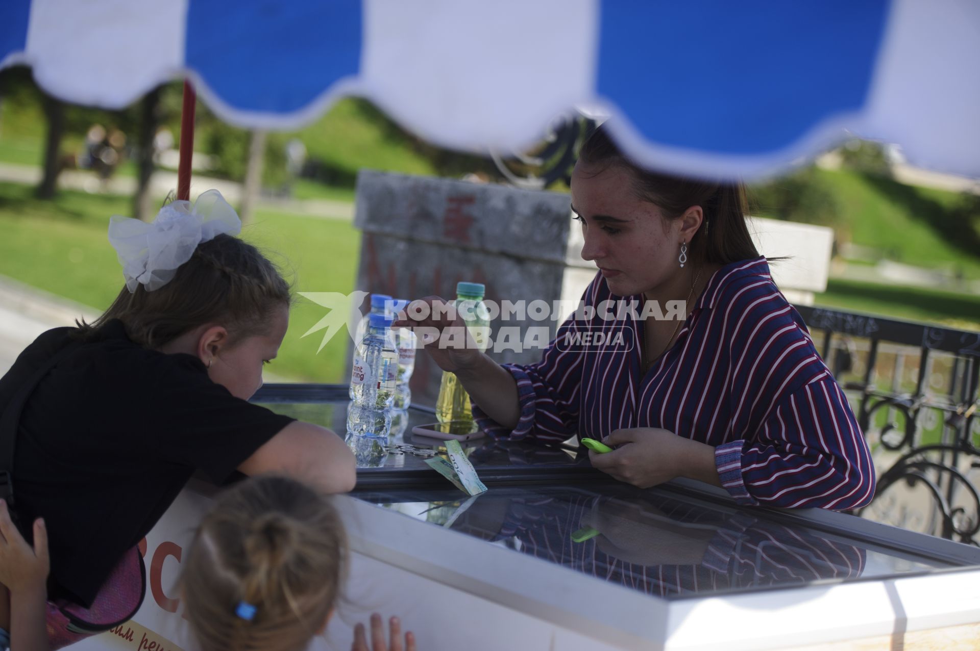 Екатеринбург. Девочка покупает мороженое на набережной реки Исеть