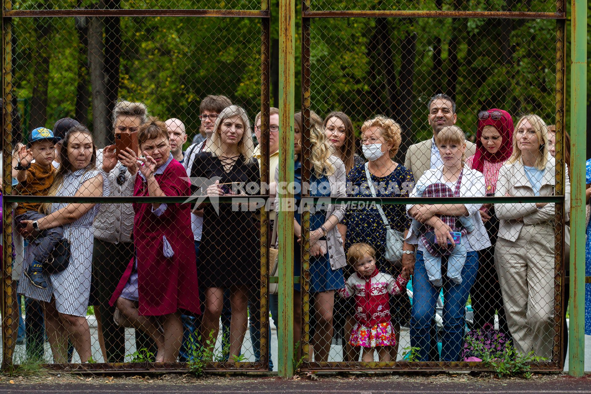 Челябинск. Первое сентября. Родители учеников стоят за воротами школы во время торжественной линейки у здания гимназии №1.
