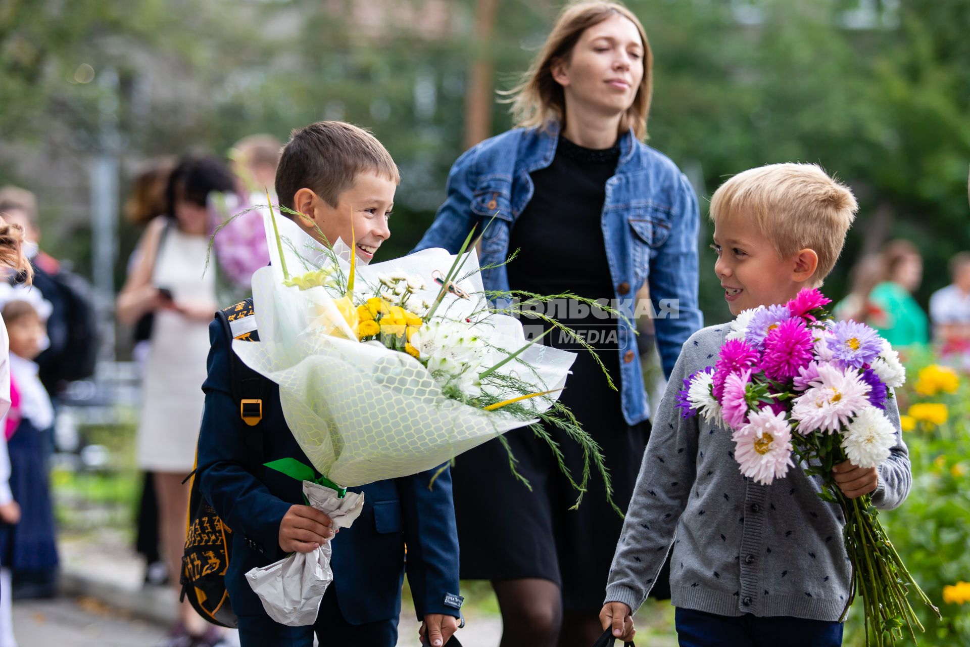 Челябинск. Первое сентября. Первоклассники идут в школу.