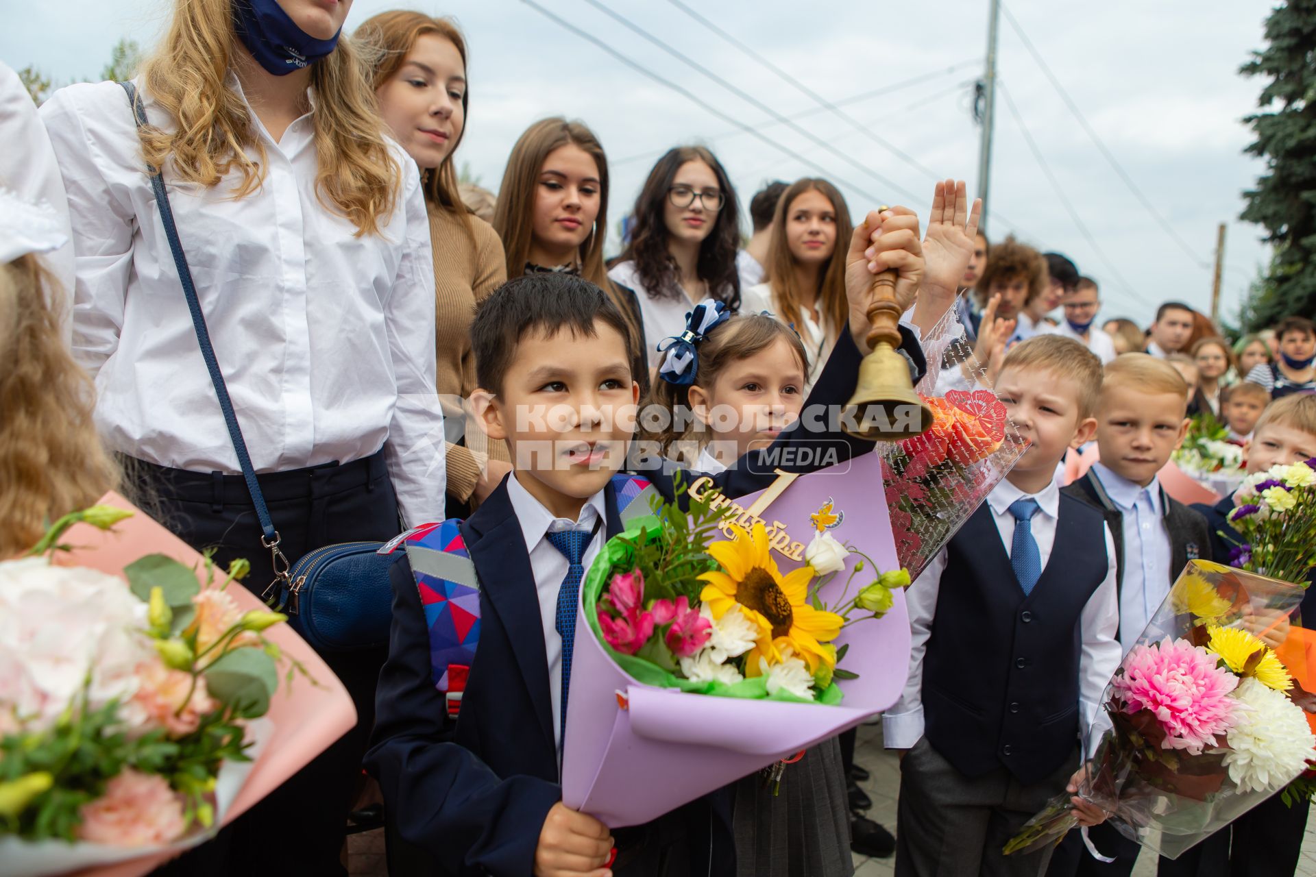 Челябинск. Первое сентября. Учащиеся гимназии №1 на торжественной линейке.