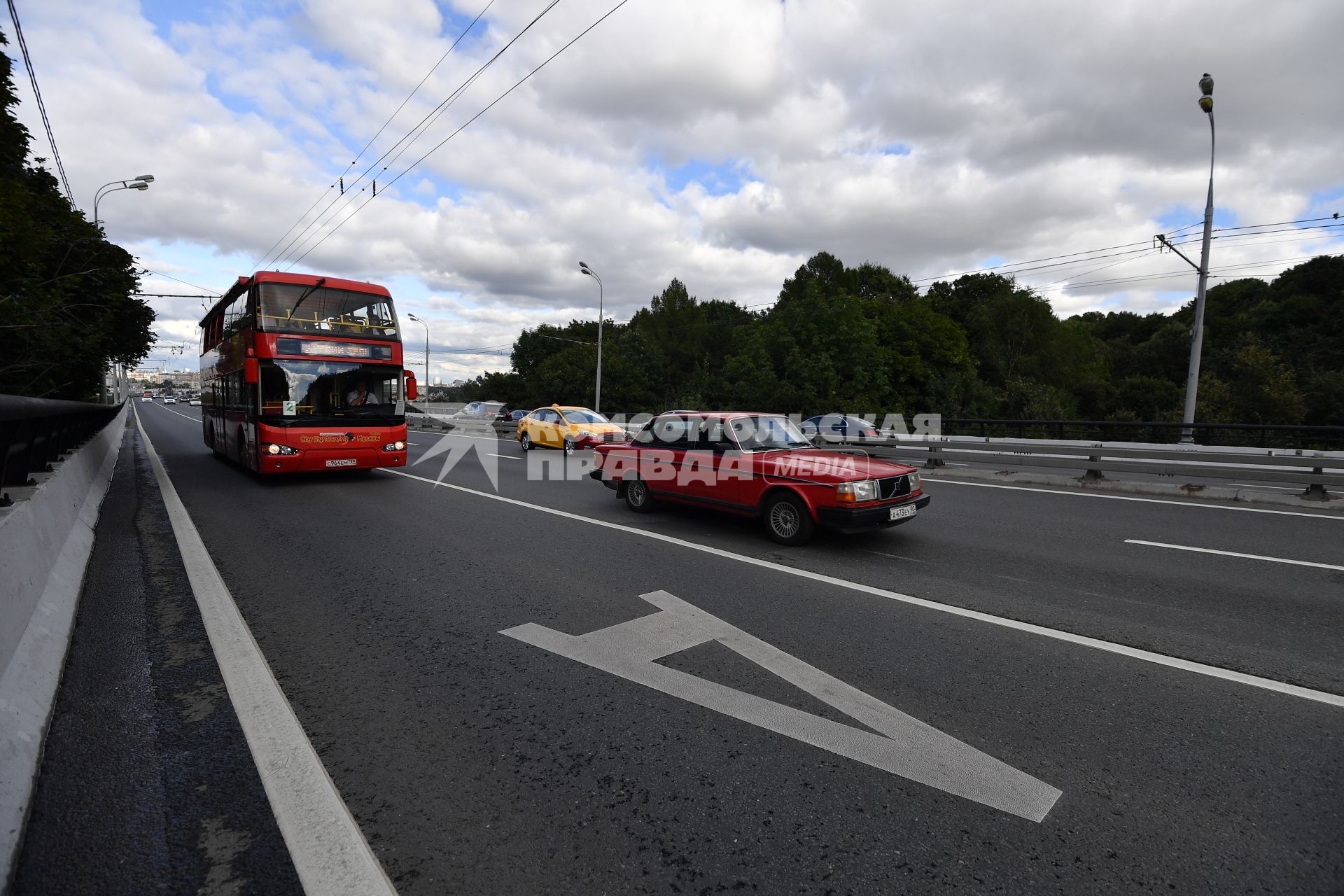 Москва.  Выделенная полоса для общественного транспорта.