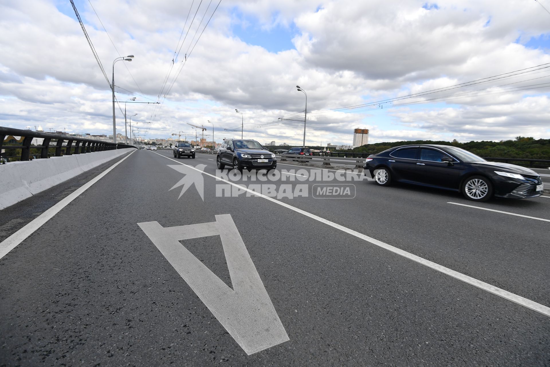 Москва.  Выделенная полоса для общественного транспорта.