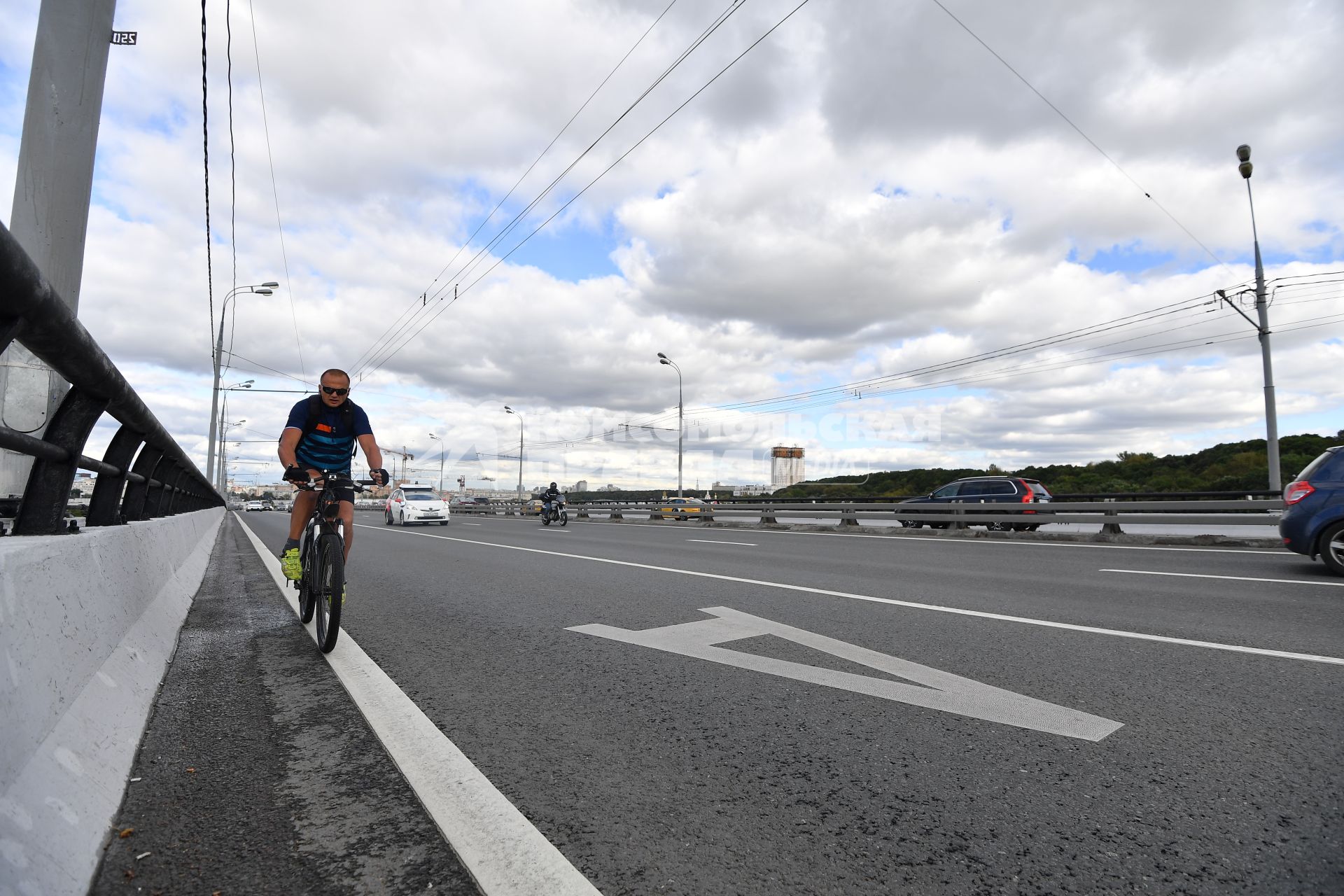 Москва.  Выделенная полоса для общественного транспорта.